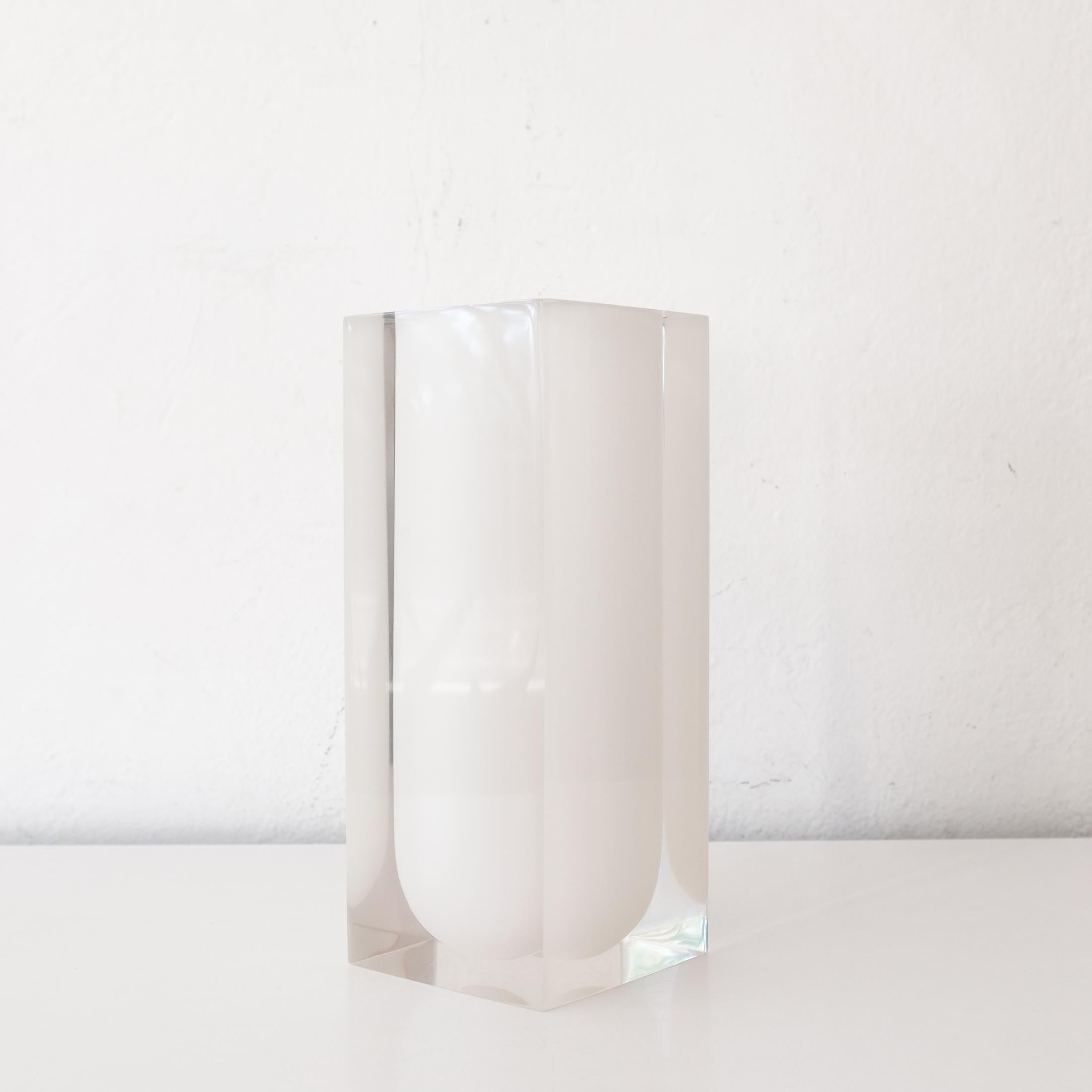 Sculpture de vase minimaliste en lucite des années 1970 en vente 8