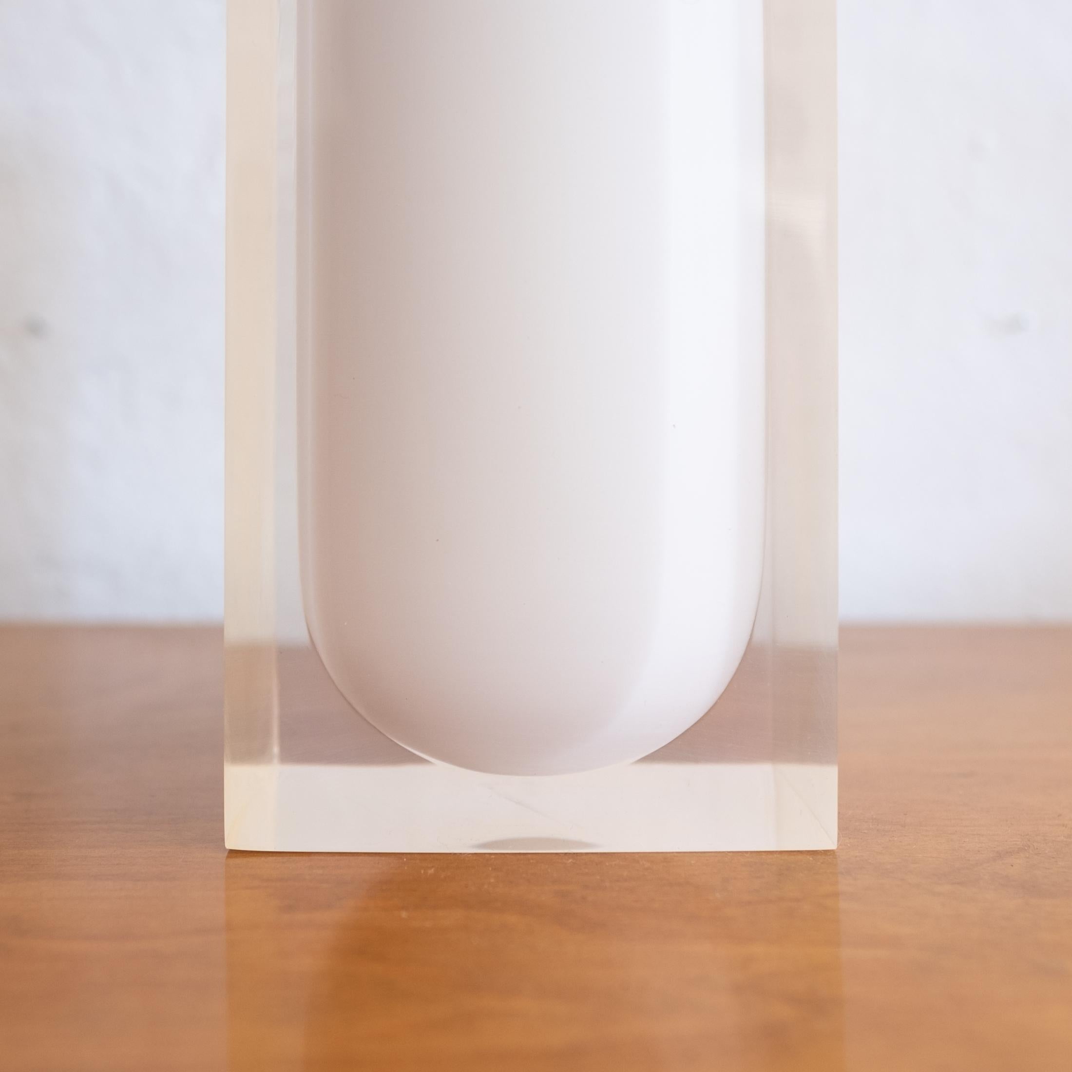 Fin du 20e siècle Sculpture de vase minimaliste en lucite des années 1970 en vente