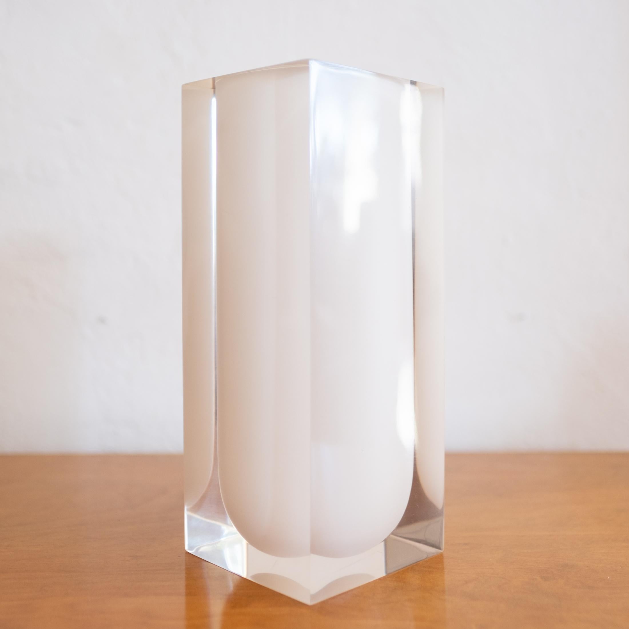 Sculpture de vase minimaliste en lucite des années 1970 en vente 2