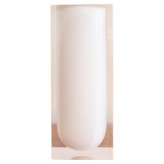 Sculpture de vase minimaliste en lucite des années 1970