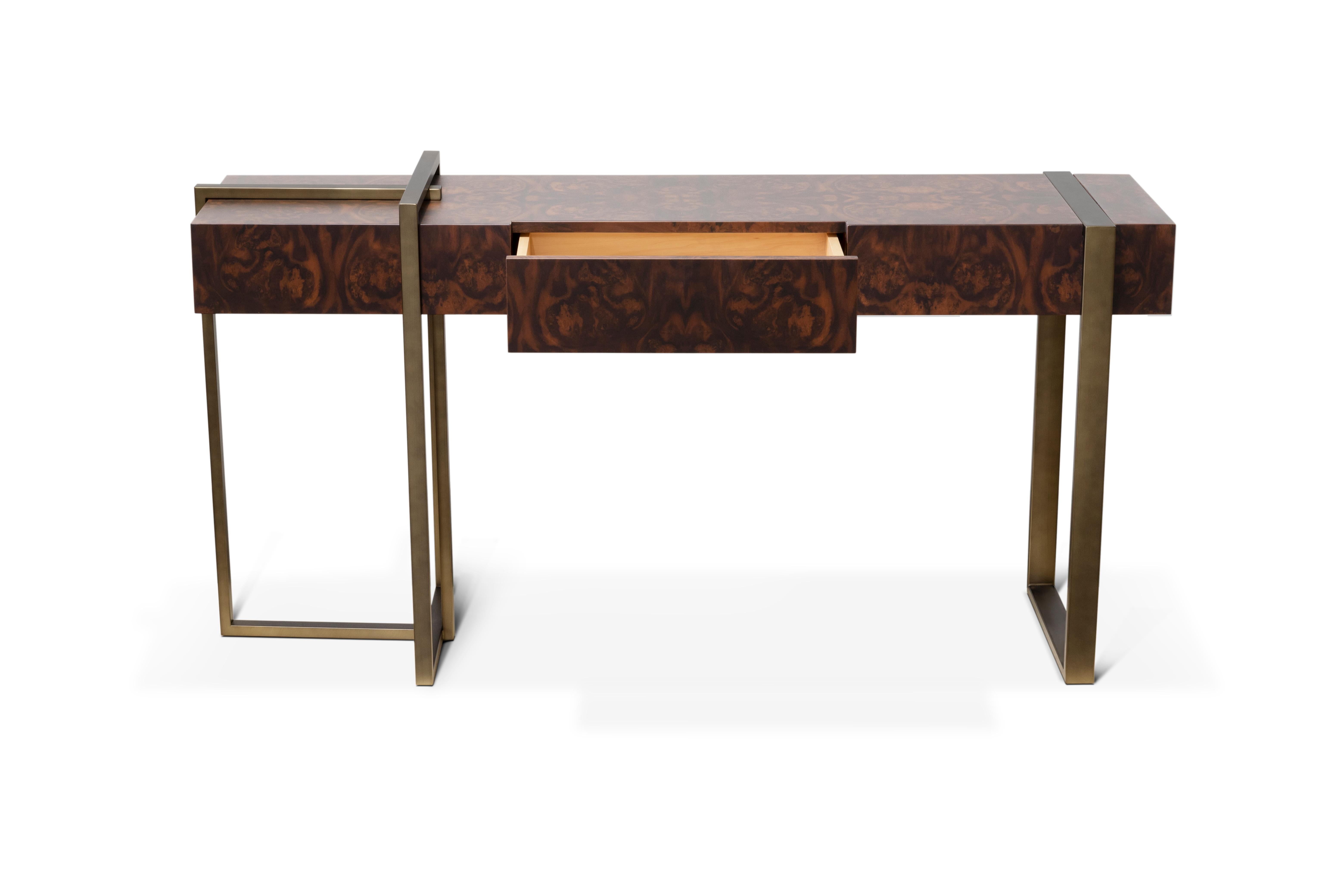 Minimalist Lungo Walnut Veneer Console by Caffe Latte

A Minimalist Lungo Walnut Veneer Console by Caffe Latte, that is charaterized for having strict and harsh lines that combined with the walnut root matte wood veneer and the epoxy iron bronze