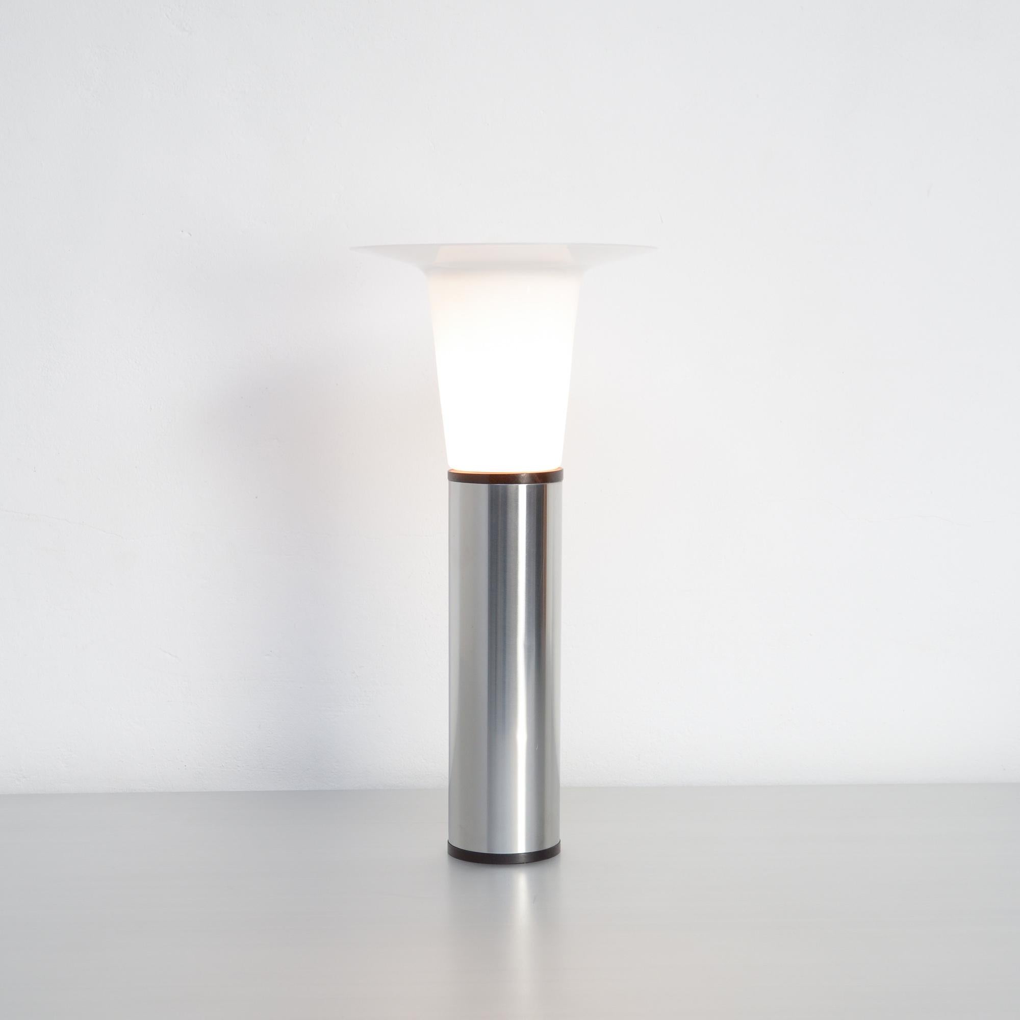 Milieu du XXe siècle Lampe de bureau minimaliste Luxus d'Uno et Östen Kristiansson pour Luxus en vente