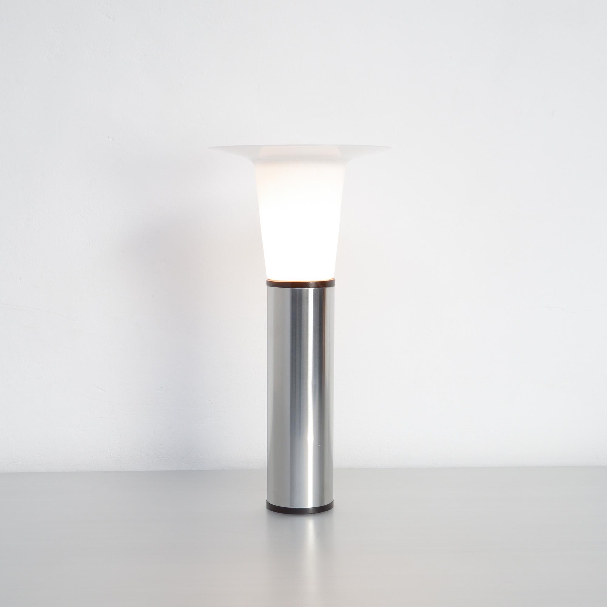 Minimalistische minimalistische Luxus-Tischlampe von Uno und Östen Kristiansson für Luxus (Mitte des 20. Jahrhunderts) im Angebot