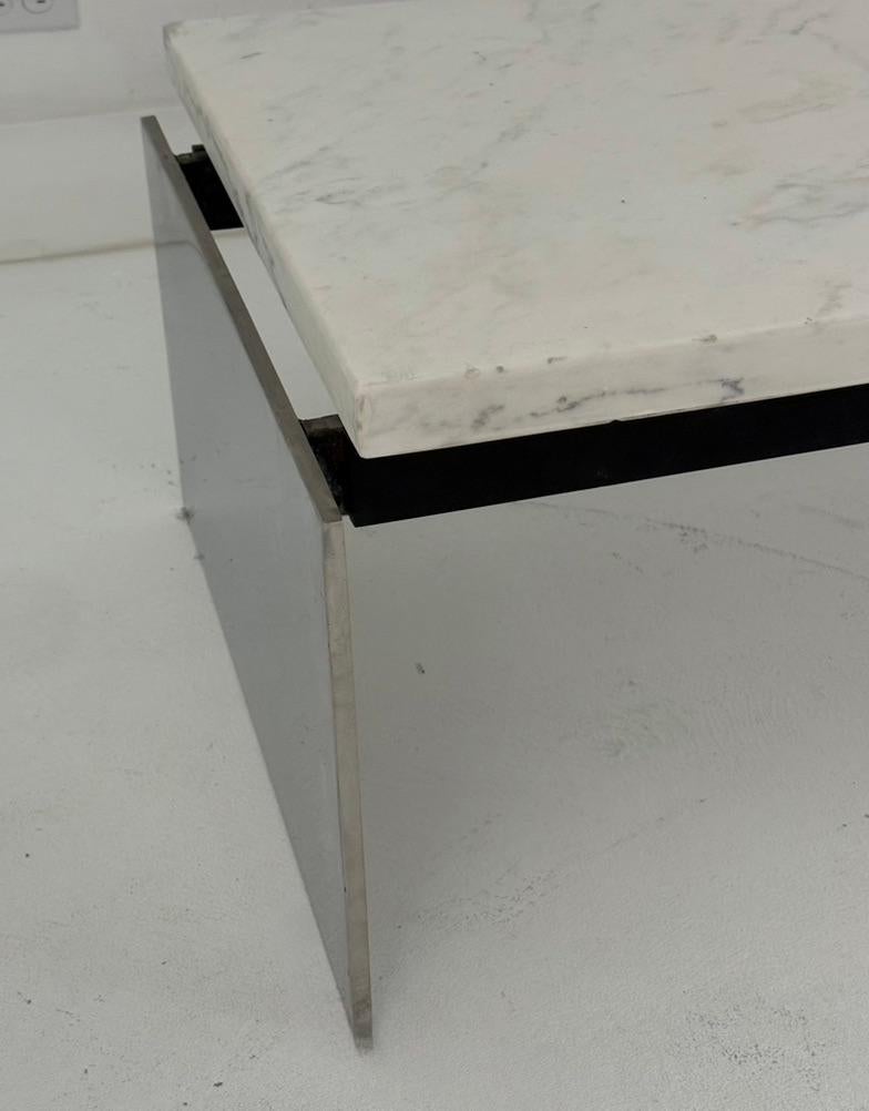 Lucidato Tavolo da cocktail minimalista in marmo e acciaio lucido, anni '70 in vendita