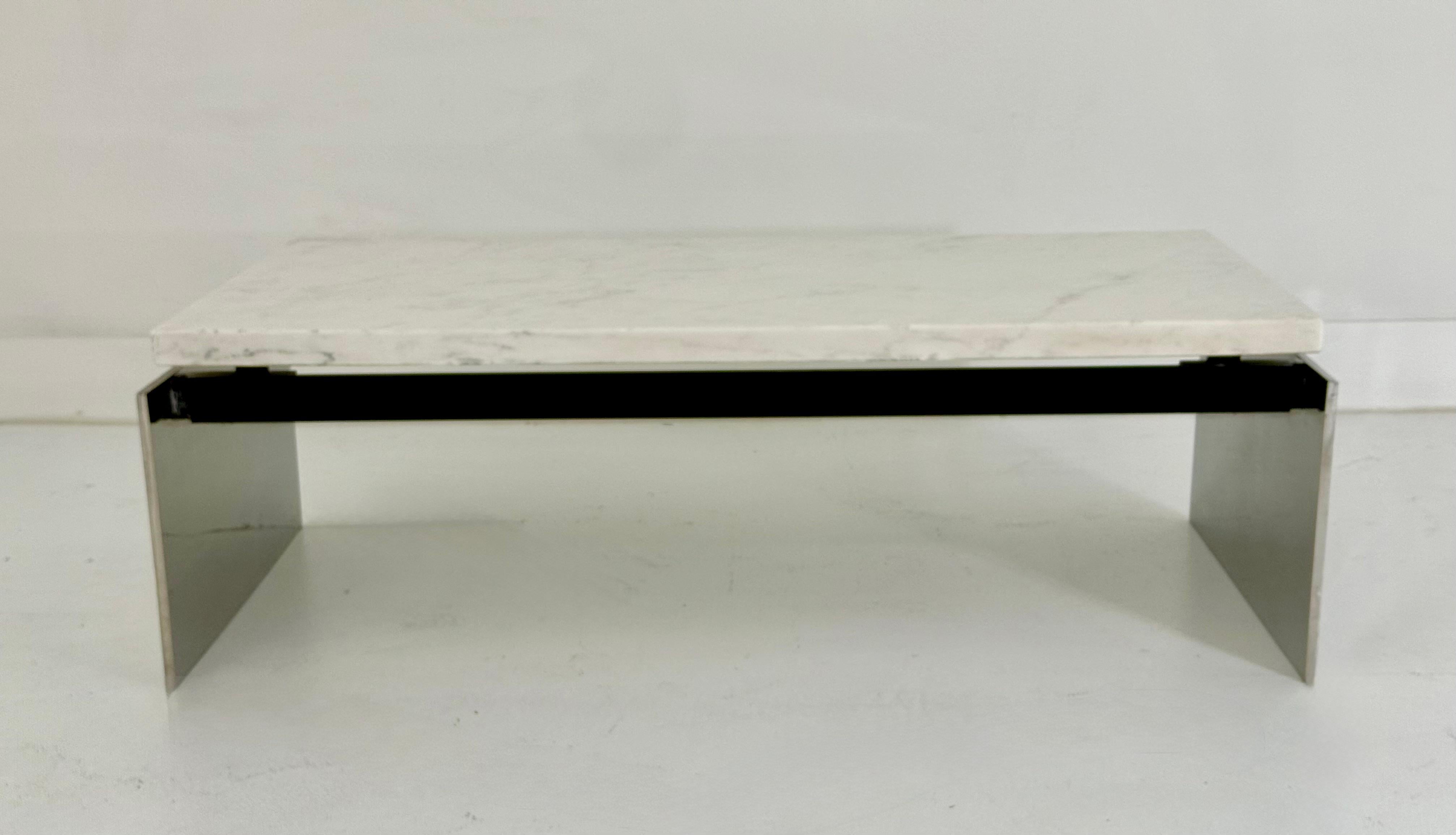 Tavolo da cocktail minimalista in marmo e acciaio lucido, anni '70 In condizioni buone in vendita a Palm Desert, CA