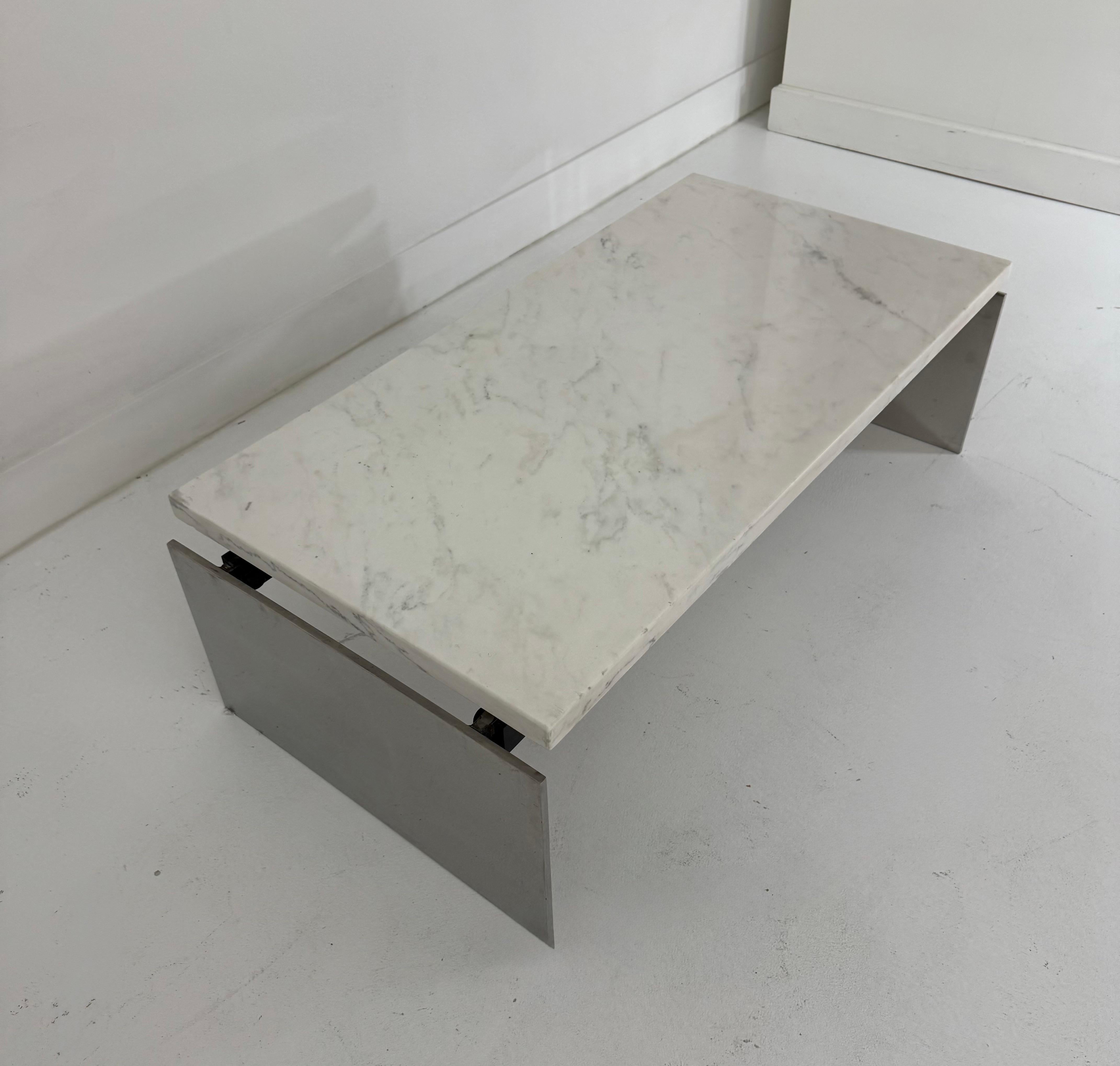 Fine XX secolo Tavolo da cocktail minimalista in marmo e acciaio lucido, anni '70 in vendita