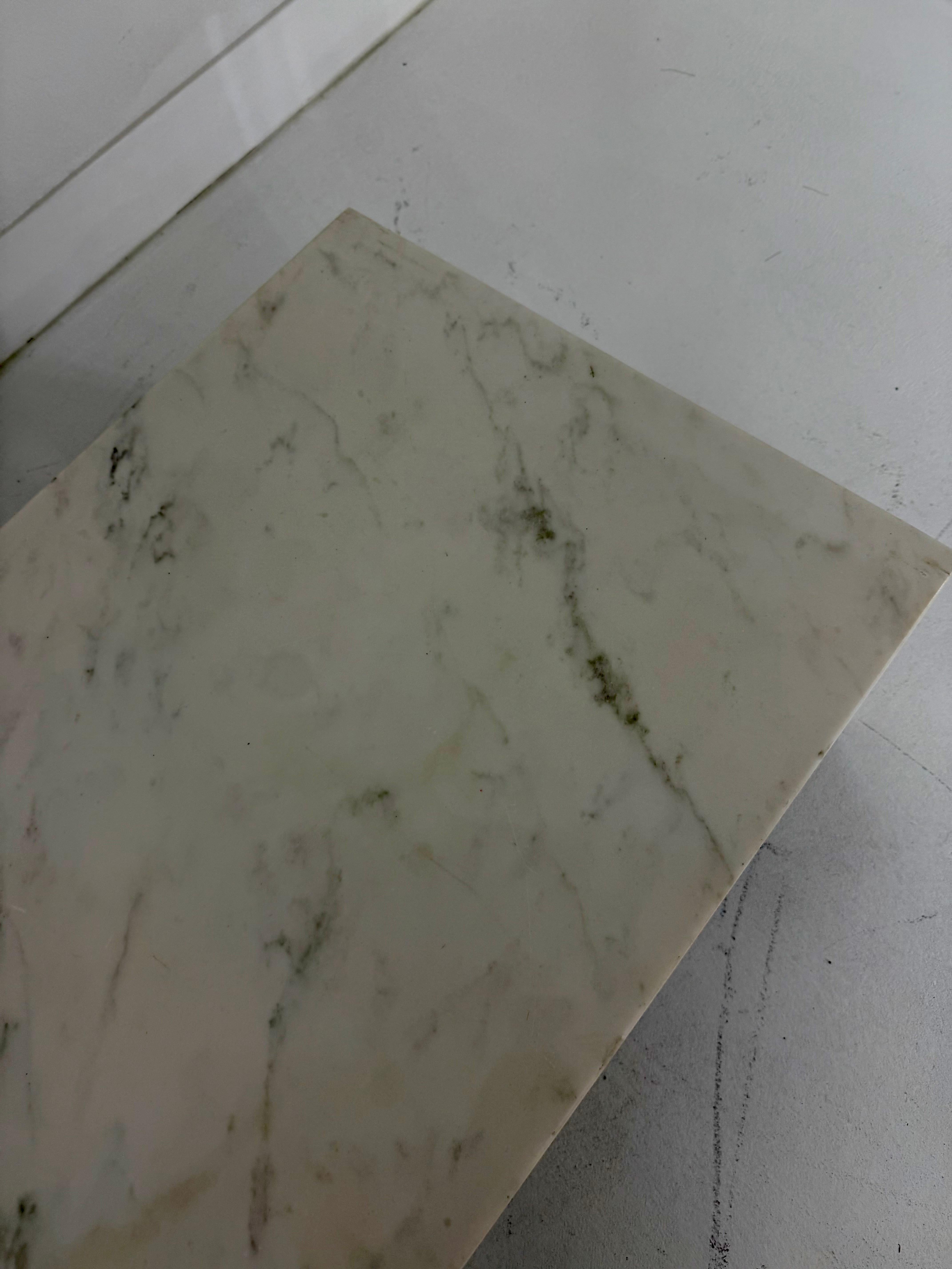Acciaio Tavolo da cocktail minimalista in marmo e acciaio lucido, anni '70 in vendita
