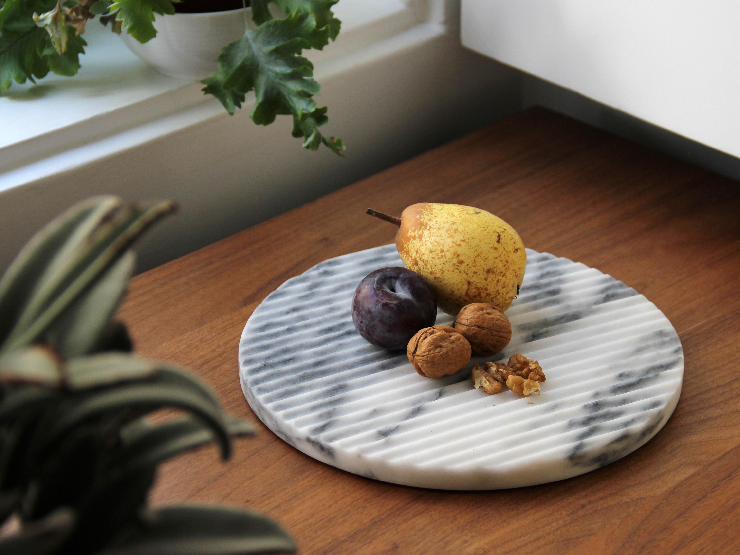 Petite assiette en marbre minimaliste en vente 3