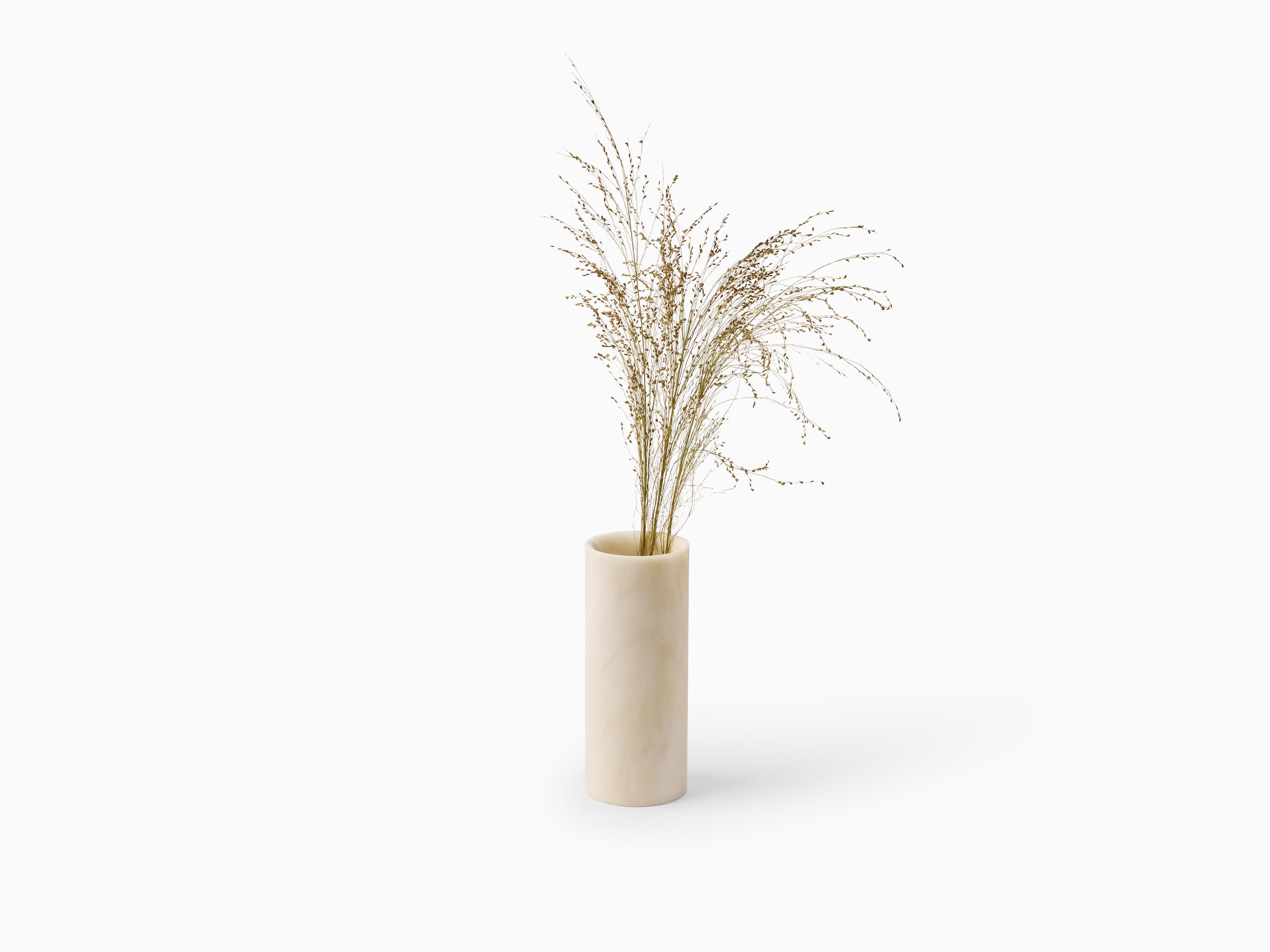 Die aus den natürlichen Eigenschaften des Estremoz-Marmors hervorgegangenen AMA-Vasen sind eine elegante und schlichte Dekoration für frische Blumen, getrocknete Pflanzen oder Kunstblumen und viele andere Verwendungsmöglichkeiten. Manuel Aires