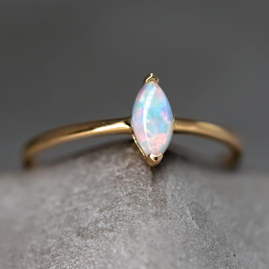 Arts and Crafts Bague de fiançailles minimaliste en or jaune 14K avec Opale Australienne Marquise en vente