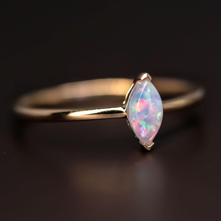 Taille Marquise Bague de fiançailles minimaliste en or jaune 14K avec Opale Australienne Marquise en vente
