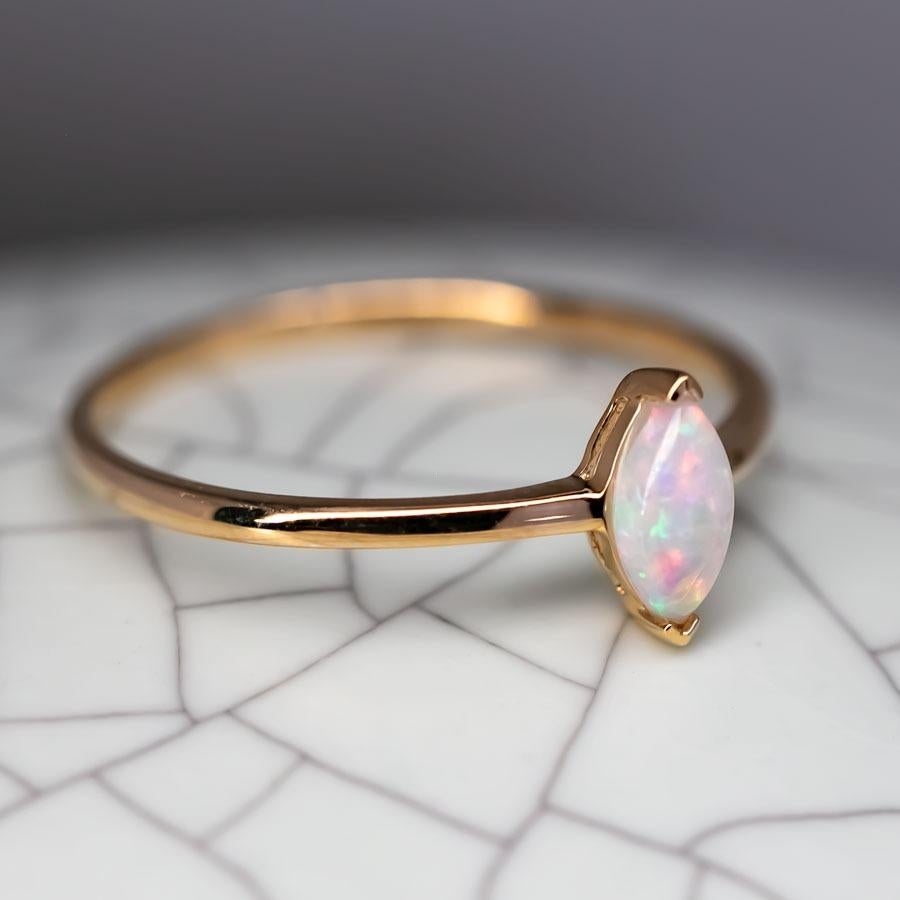 Bague de fiançailles minimaliste en or jaune 14K avec Opale Australienne Marquise Neuf - En vente à Suwanee, GA