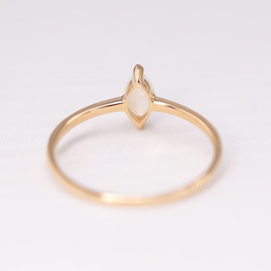 Bague de fiançailles minimaliste en or jaune 14K avec Opale Australienne Marquise Unisexe en vente