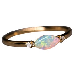 Bague de fiançailles minimaliste en or jaune 18 carats avec opale australienne marquise et diamants