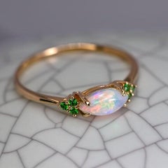 Minimalistischer Marquise-Verlobungsring aus 18 Karat Gelbgold mit massivem Opal und Tsavorit