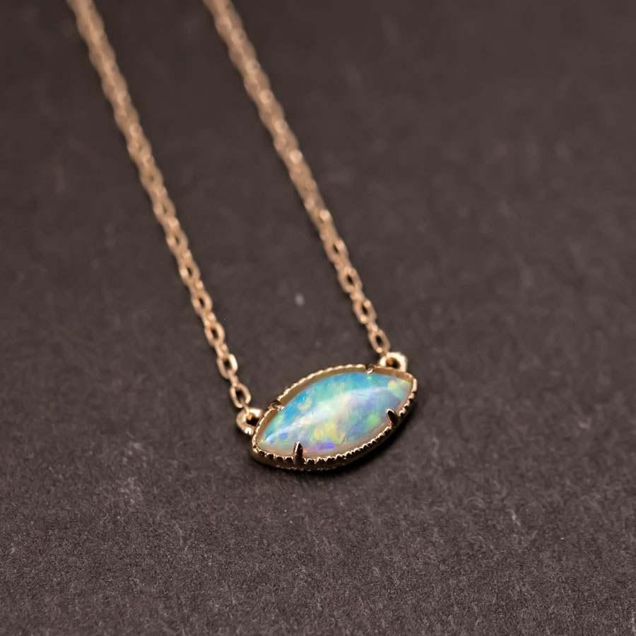 Minimalistische Marquise geformt Australian Solid Opal Halskette 18K Gelbgold. 



Kostenloser Inlandsversand mit USPS First Class! Kostenlose Geschenktüte oder -box zu jeder Bestellung!

Der Opal, die Königin der Edelsteine, ist einer der schönsten
