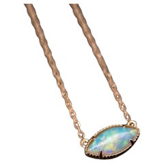 Collier minimaliste en or jaune 18 carats avec opale massive de forme marquise