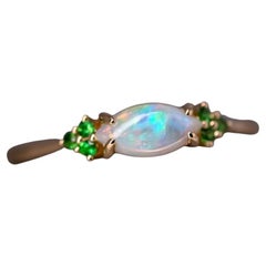 Minimalistischer Marquise-Verlobungsring aus 18 Karat Gelbgold mit massivem Opal und Tsavorit