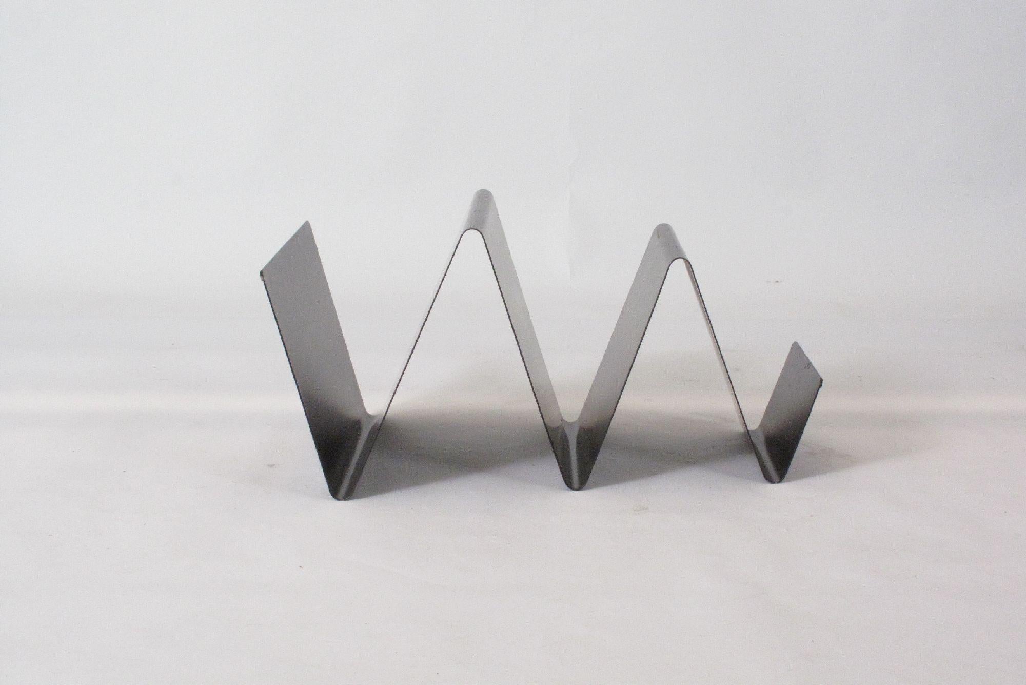 This magazine rack is surprisingly heavy in weight, which is a contrast to the functional  and graphical lines that this design shows.
In the 1980s a lot of designs were geometrically shaped or designed in a very minimalistic way, inspired by the