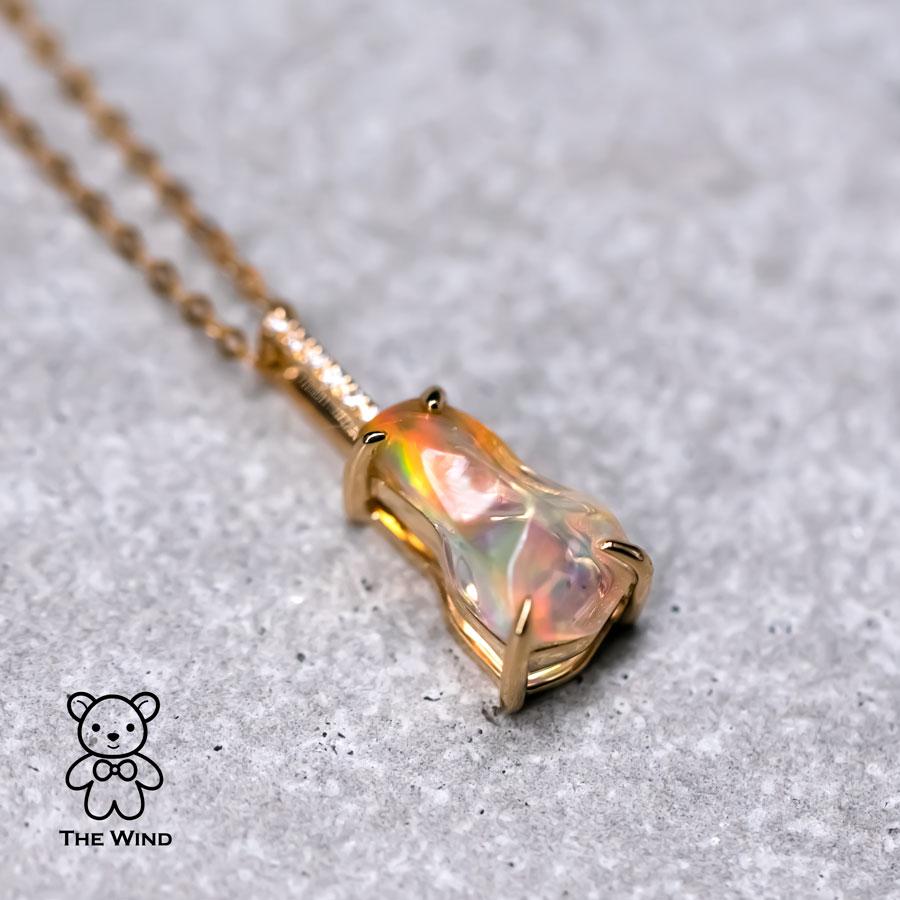Artiste Collier pendentif minimaliste mexicain en or jaune 18 carats avec opale de feu et diamants en vente