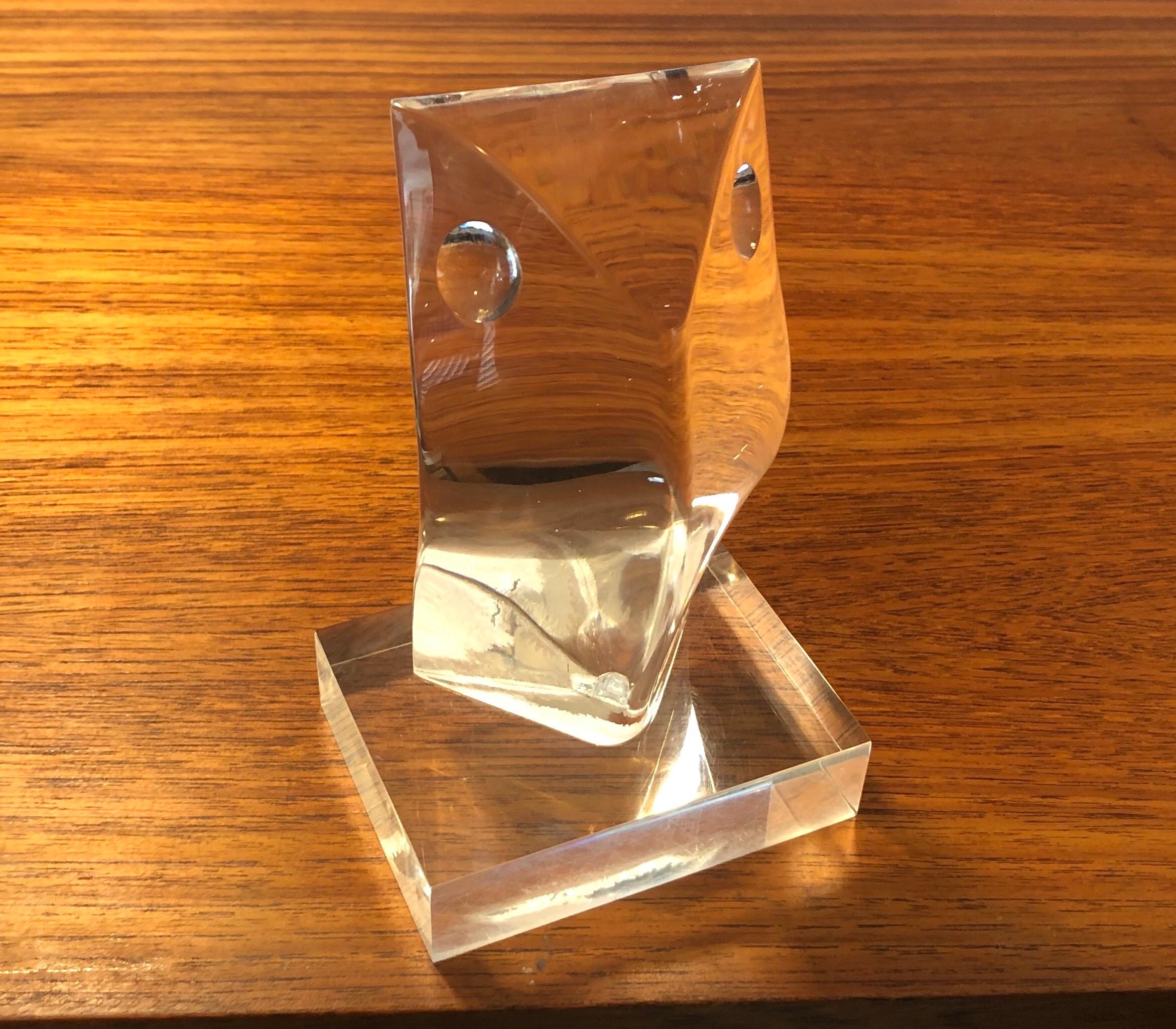 Minimalistische Lucite-Eulenskulptur aus der Mitte des Jahrhunderts, um 1970. Die Skulptur misst: 4