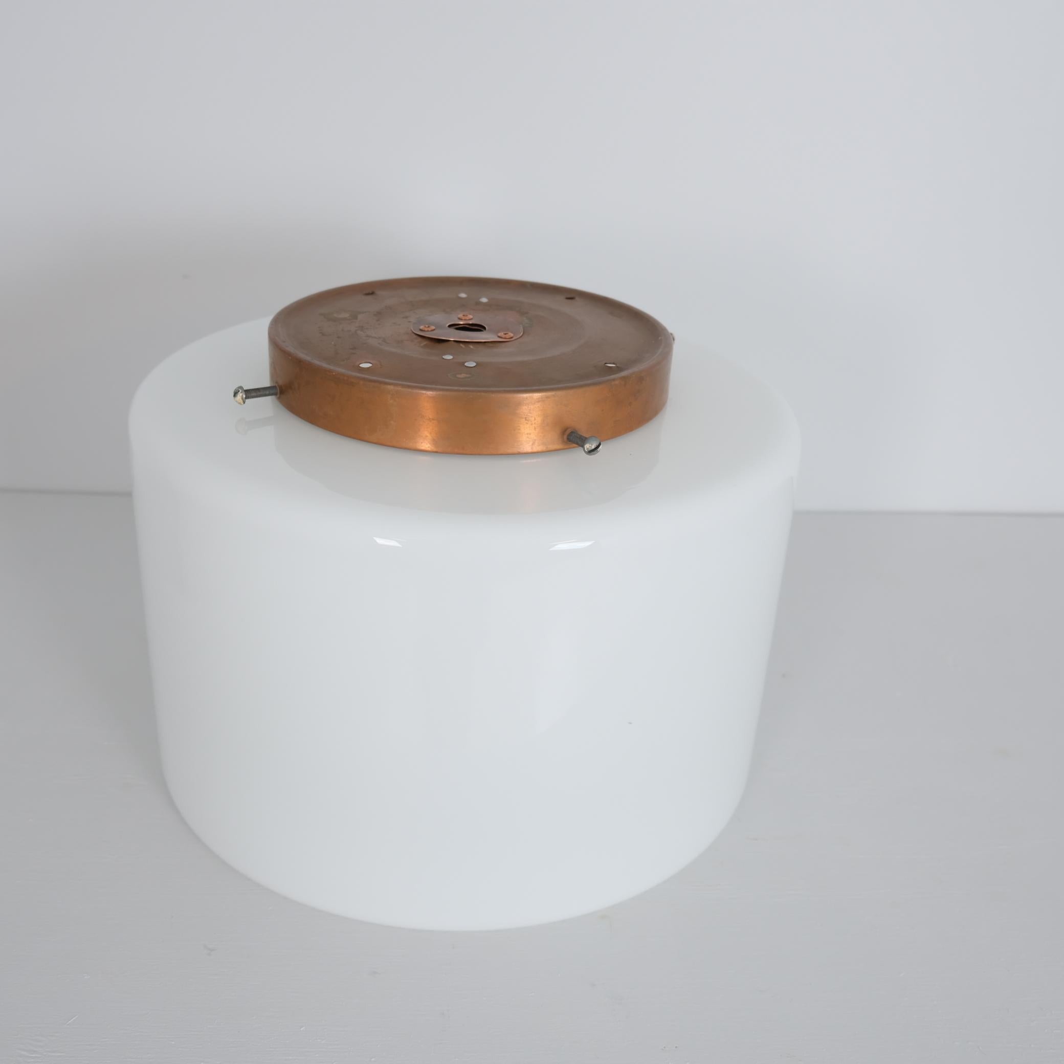 Lámpara de techo minimalista moderna de mediados de siglo, cobre y opalina blanca, Idman años 40 en venta 3