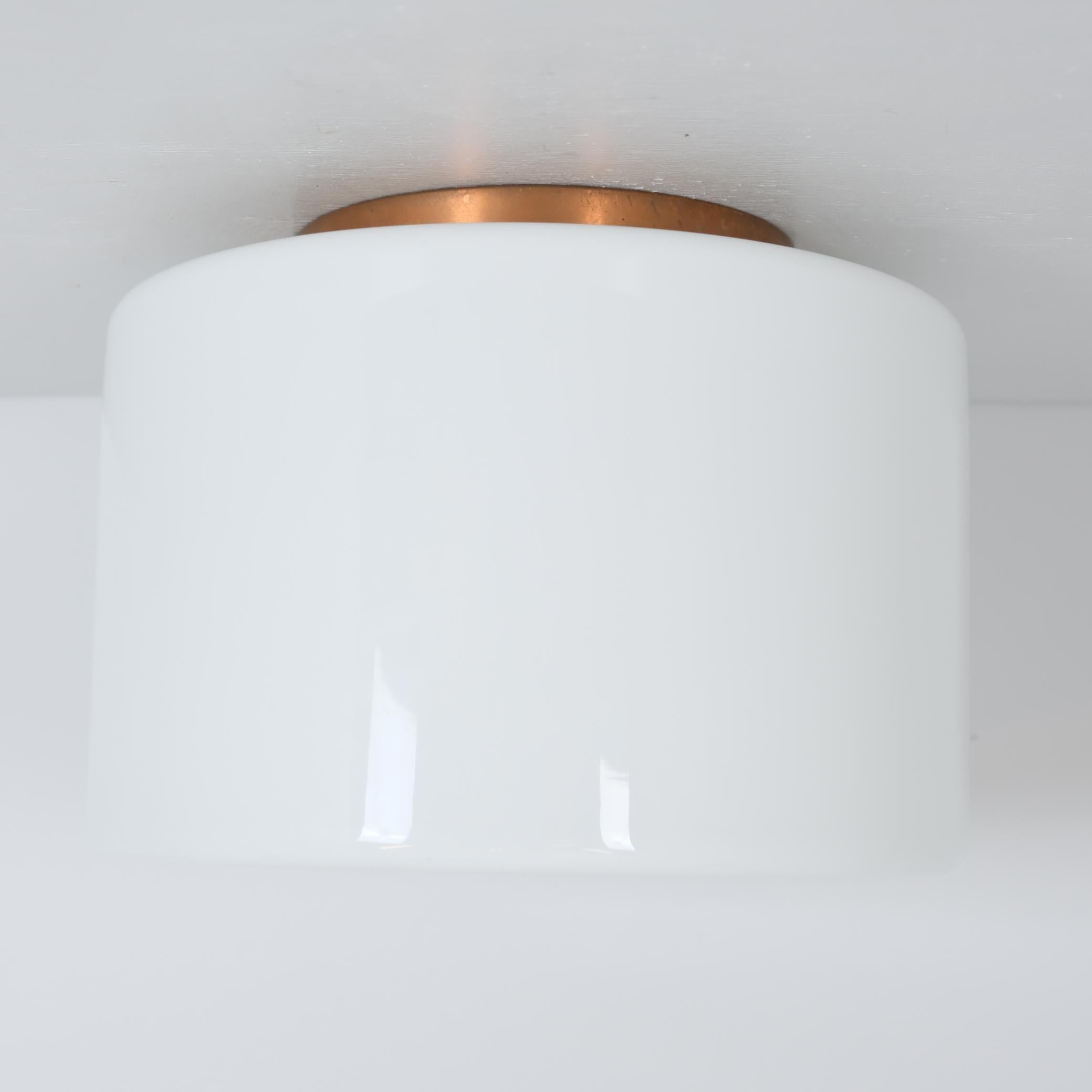 Lámpara de techo minimalista moderna de mediados de siglo, cobre y opalina blanca, Idman años 40 Minimalista en venta