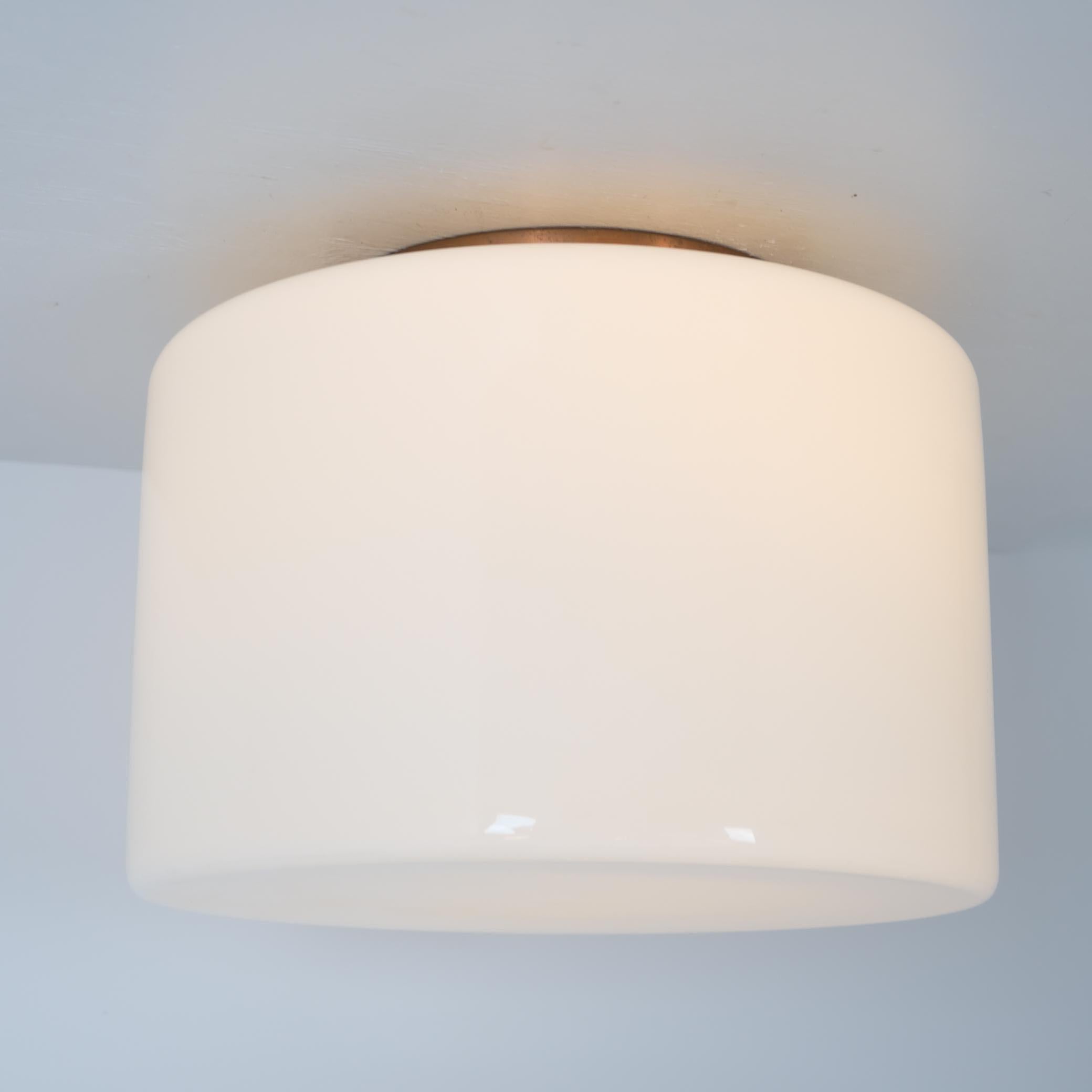 Lámpara de techo minimalista moderna de mediados de siglo, cobre y opalina blanca, Idman años 40 en Bueno estado para la venta en Helsinki, FI