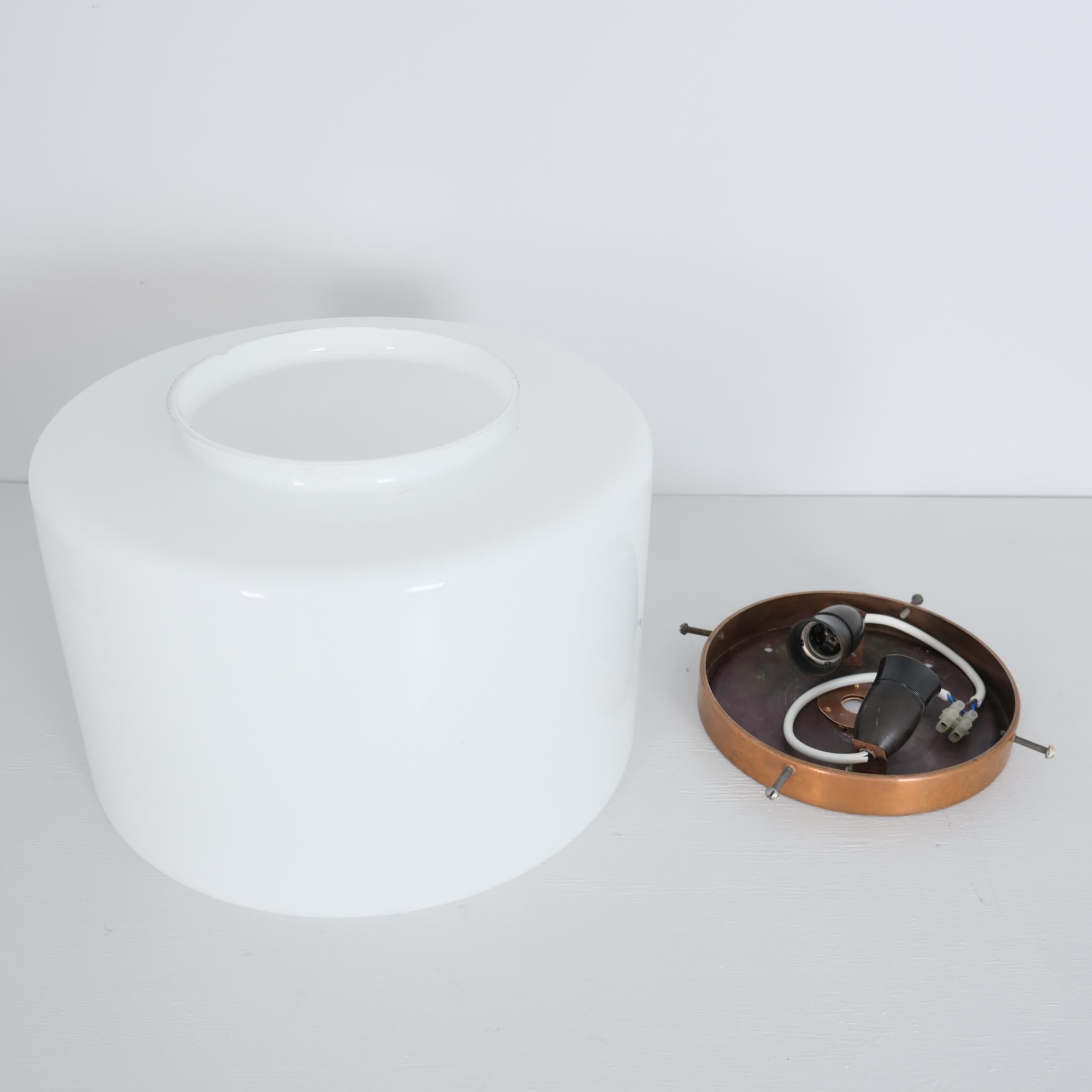 Lámpara de techo minimalista moderna de mediados de siglo, cobre y opalina blanca, Idman años 40 en venta 1