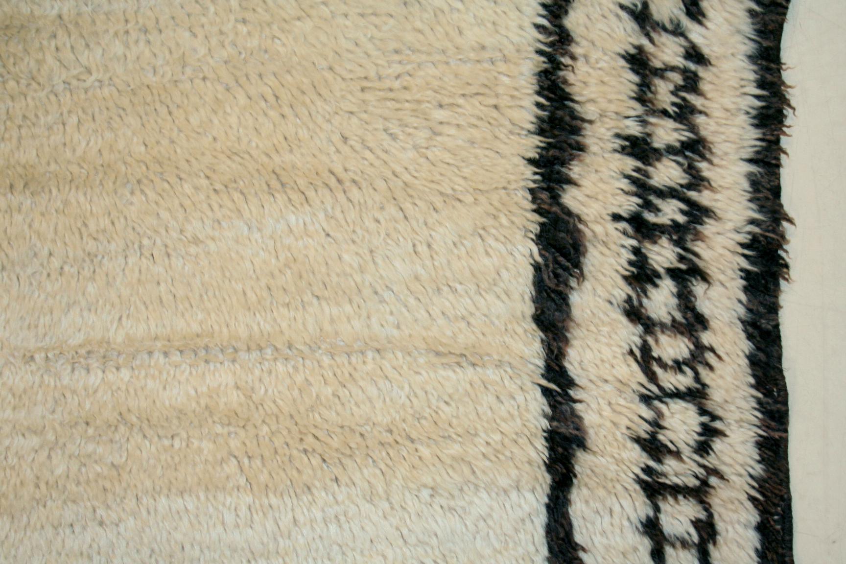 Minimalist Mid-Century Modern Moroccan Berber Beni Ouarain Rug In Excellent Condition In Milan, IT