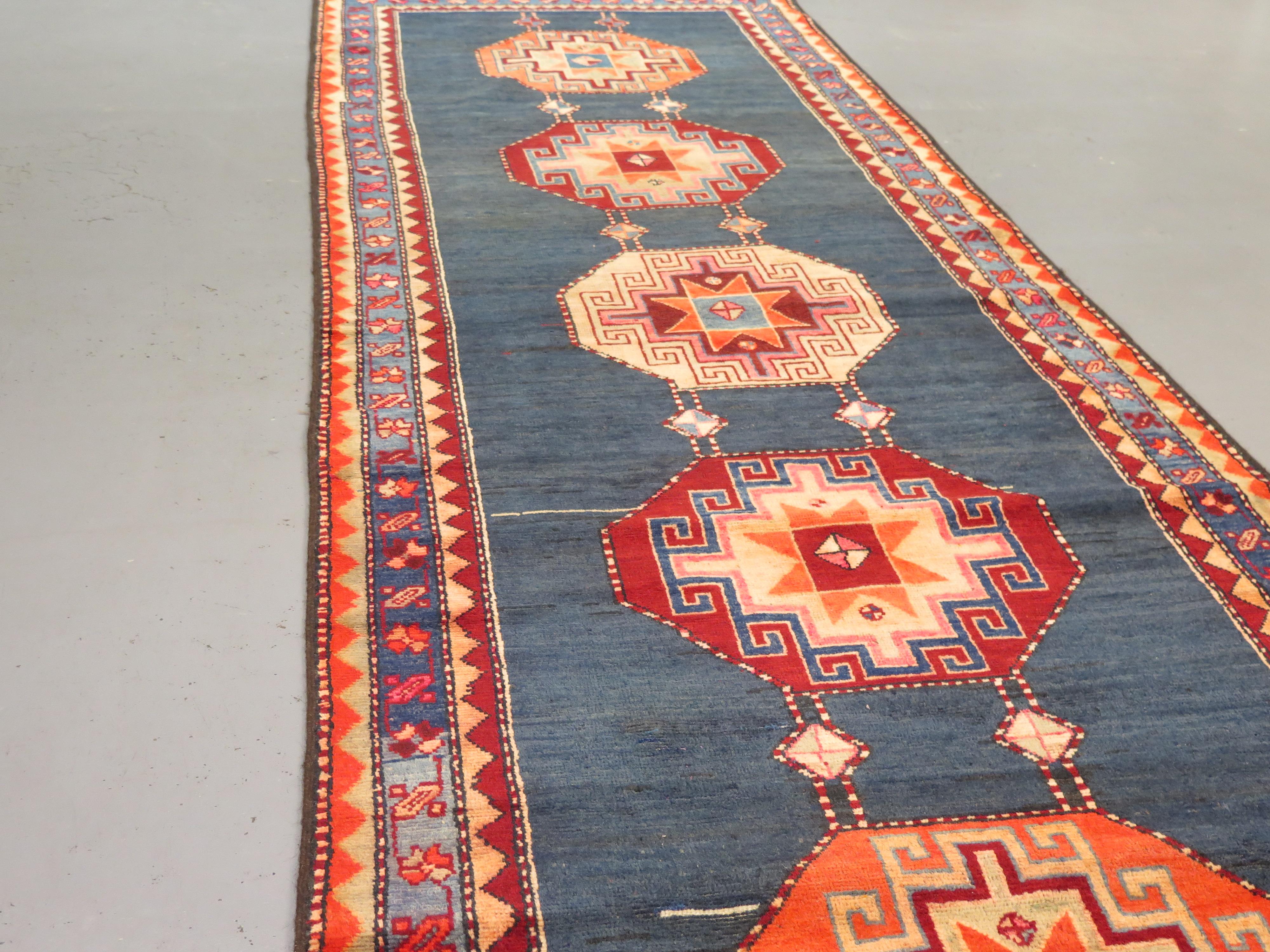 L'Azerbaïdjan a une riche histoire de tissage de tapis, qui remonte à plusieurs siècles. Le pays se trouve au carrefour de plusieurs cultures, et ses tapis le reflètent par leur créativité et leur diversité. En tant que telles, ces pièces sont très
