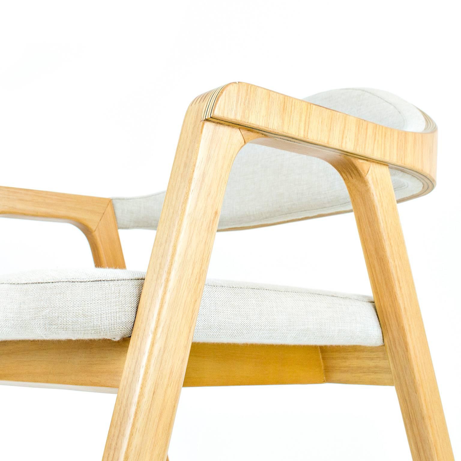 Minimalist Modern Armchair in solid wood, Brazilian Design For Sale 2