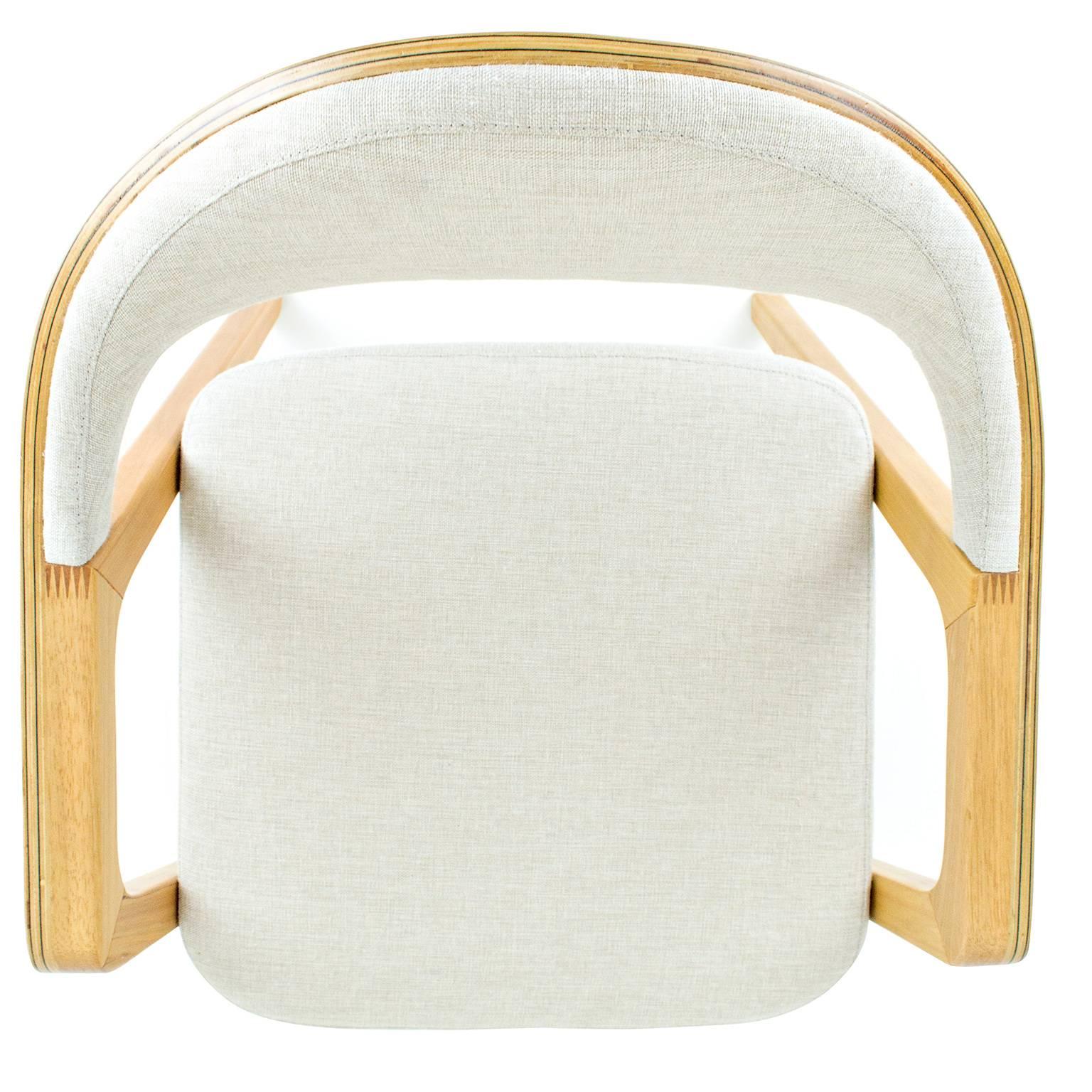 Minimalist Modern Armchair in solid wood, Brazilian Design For Sale 3