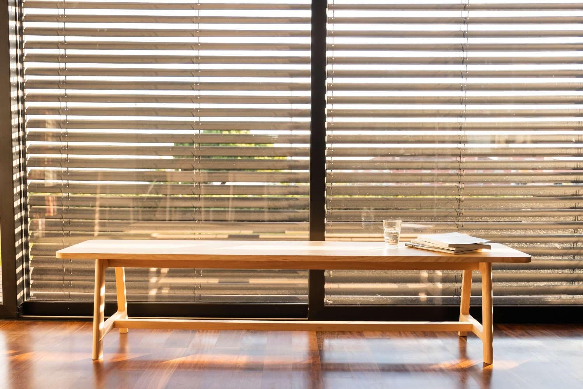 Minimalistische moderne Bank mit Eicheholzrahmen aus der Kollektion Minimalist Modern im Angebot 1