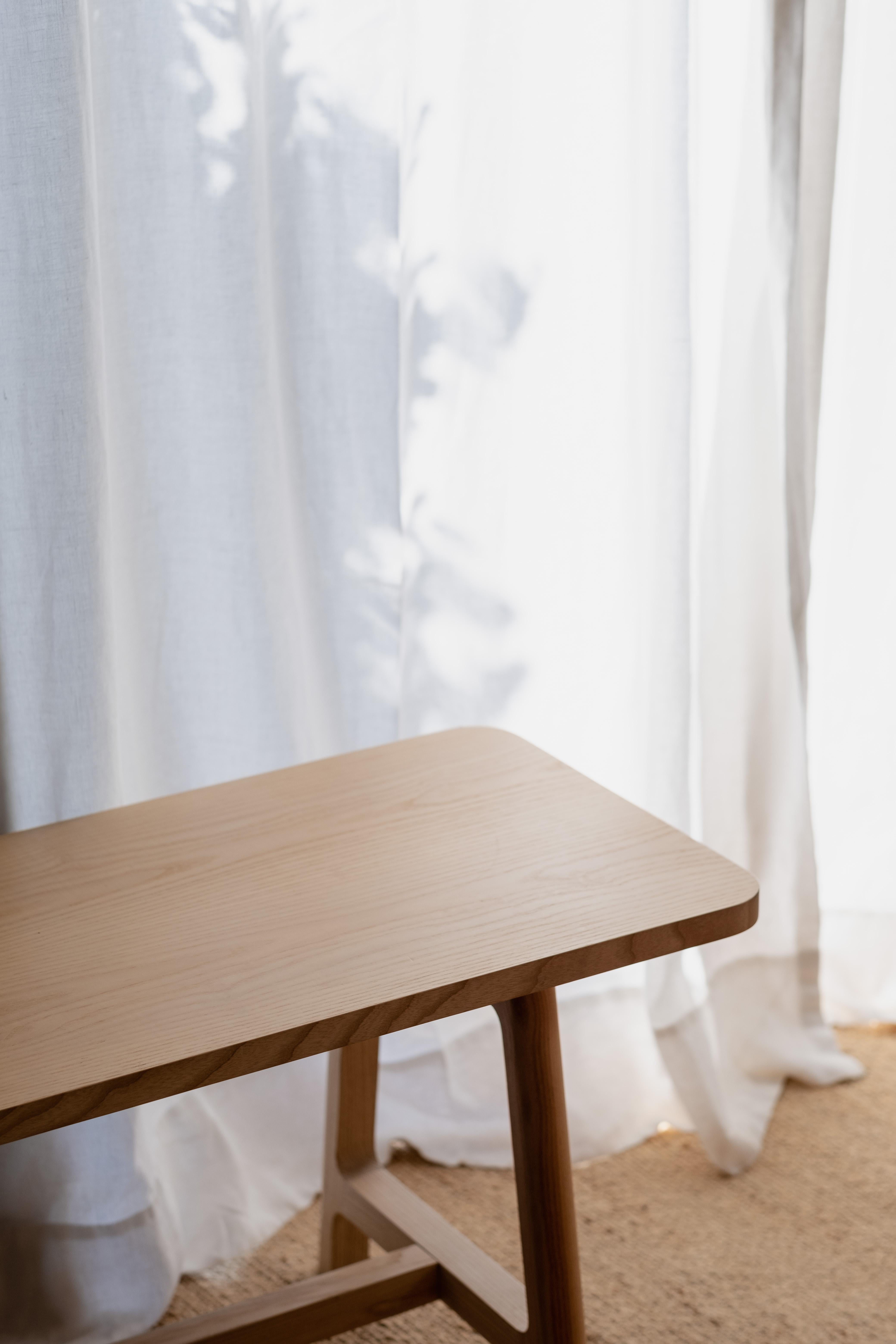 Banc moderne et minimaliste avec cadre en bois de noyer, collection en vente 2