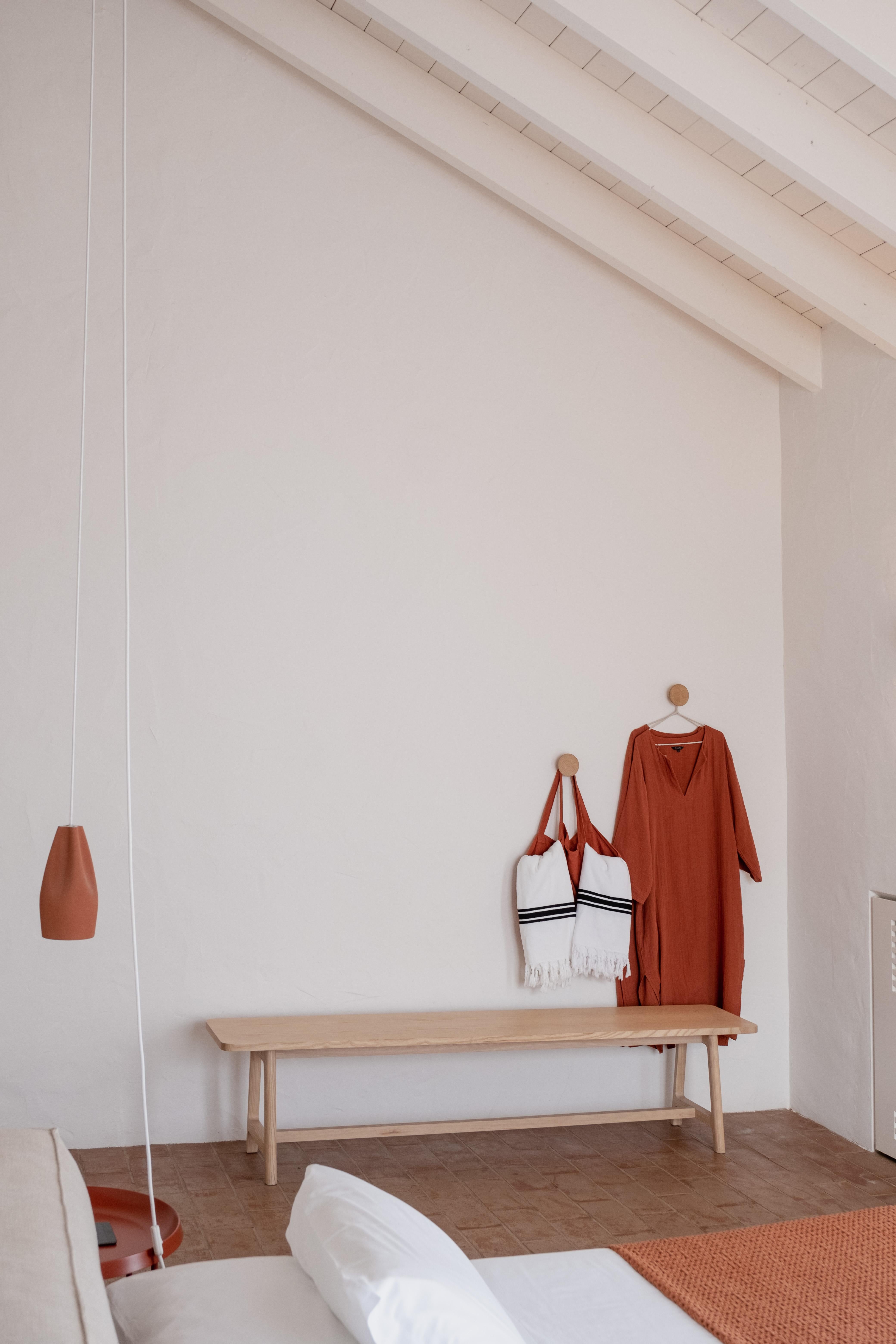 Banc moderne et minimaliste avec cadre en bois de noyer, collection en vente 1