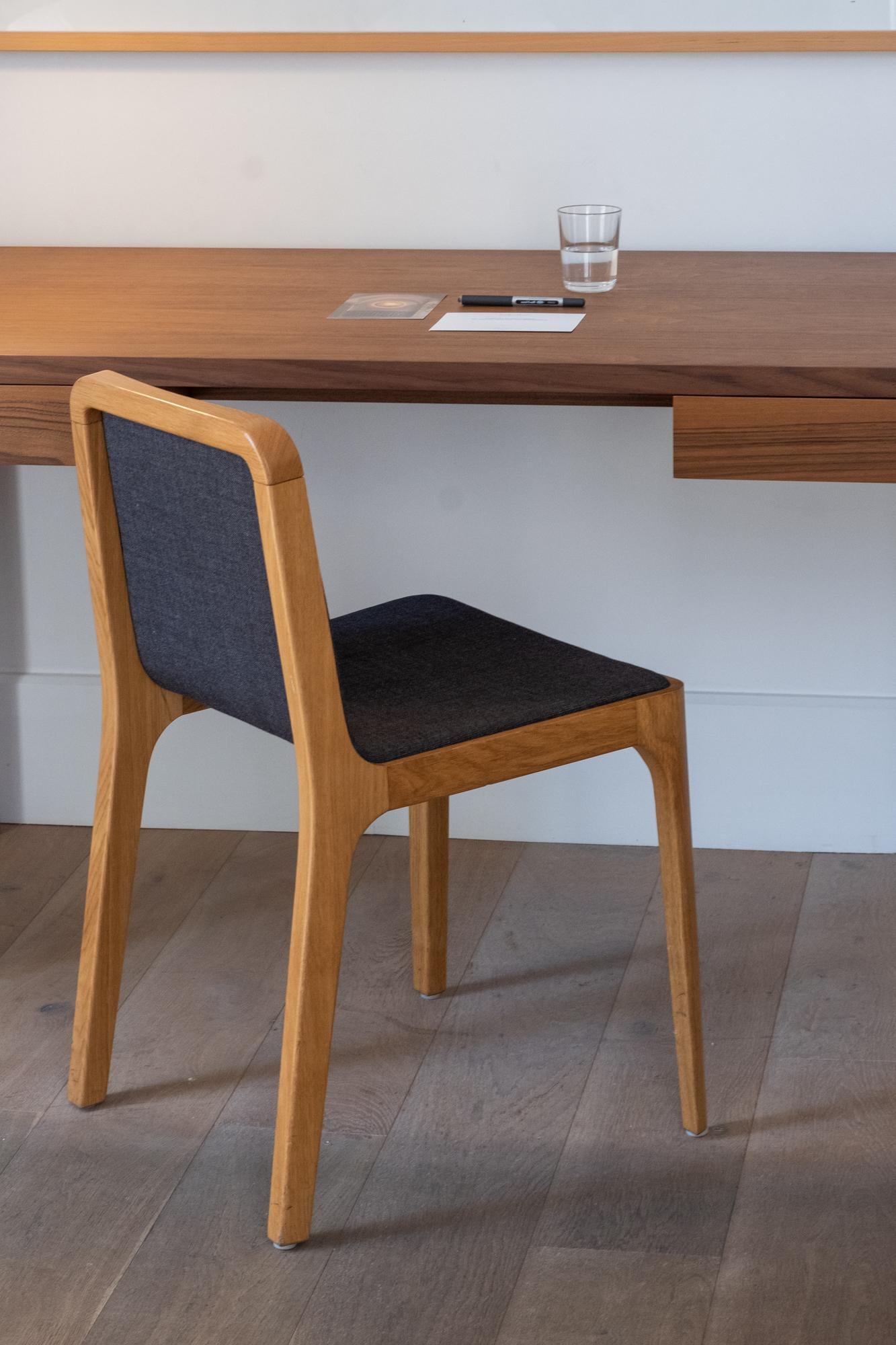 Minimalistischer moderner Stuhl, Eschenholz / Nussbaum gebeizter Finnishing-Stoffpolsterung (21. Jahrhundert und zeitgenössisch) im Angebot