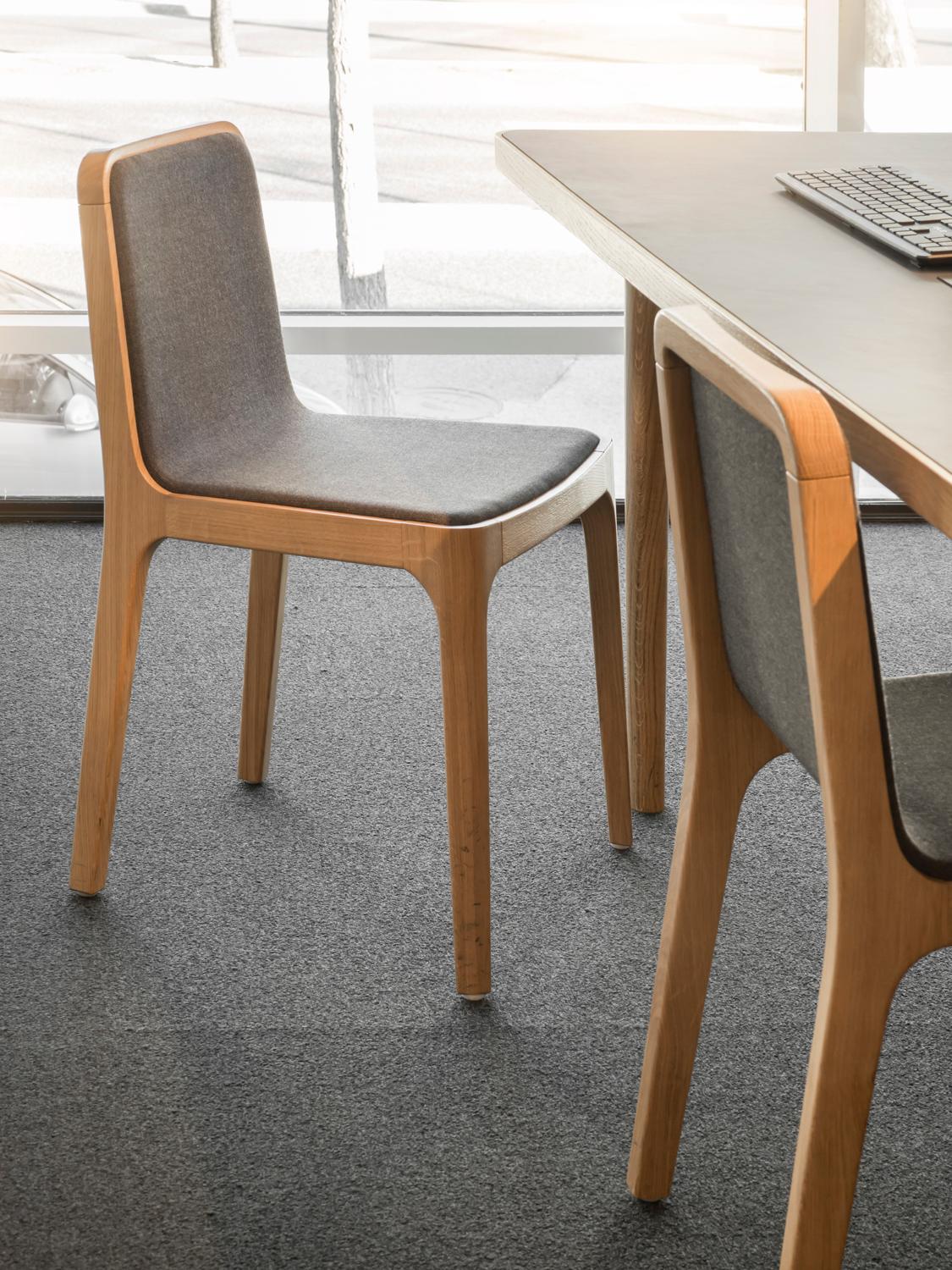 Minimalistischer moderner Stuhl aus Eschenholz mit Stoffpolsterung (Portugiesisch) im Angebot