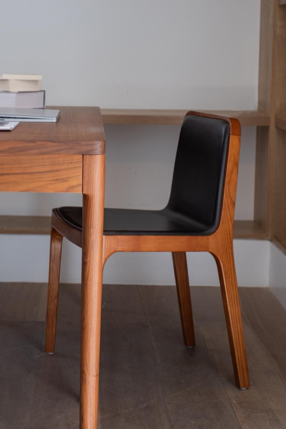 Minimalistischer moderner Stuhl mit Stoffpolsterung aus Eschenholz im Angebot 2