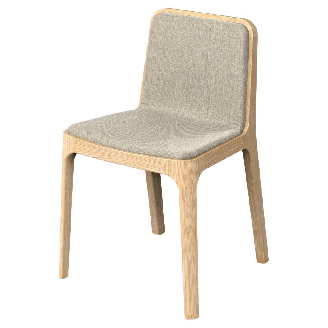 Minimalistischer moderner Stuhl mit Stoffpolsterung aus Eschenholz im Angebot