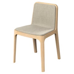 Sedia moderna minimalista con rivestimento in legno di frassino e tessuto