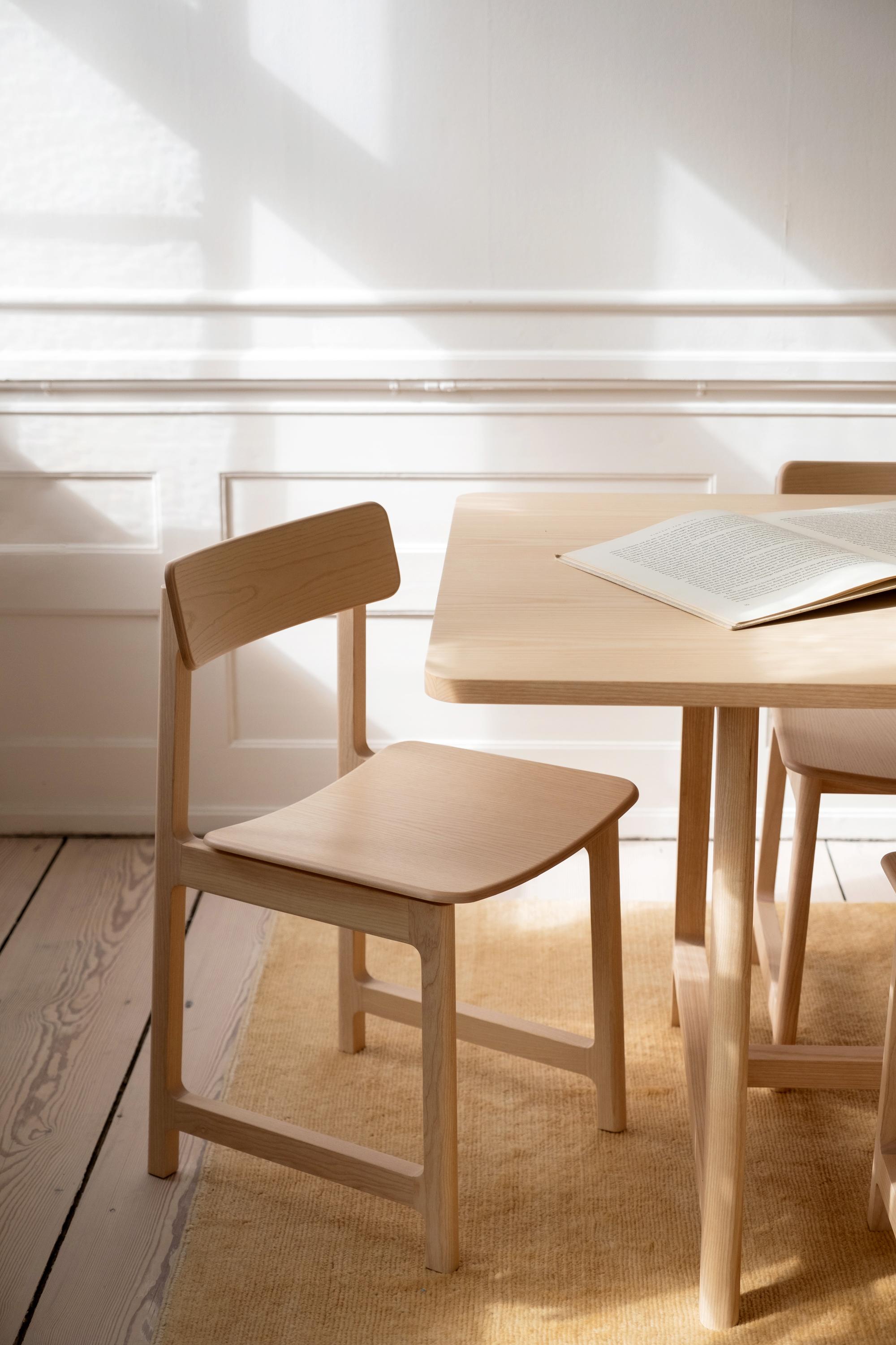 Minimalistischer moderner Stuhl aus Eschenholz FRAME Kollektion (Holz) im Angebot