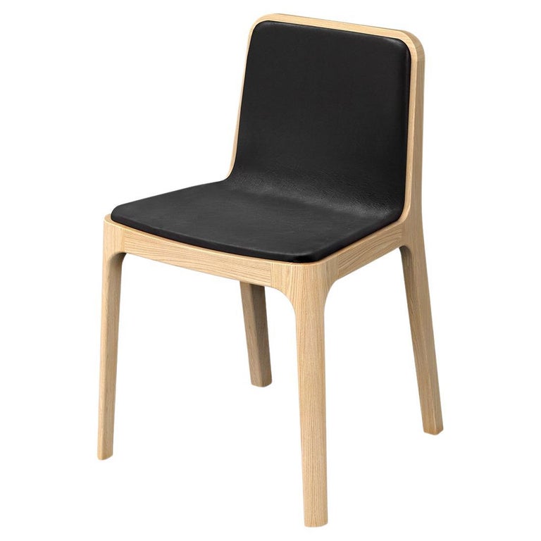 Chaise moderne minimaliste en bois de hêtre rembourrée de cuir En vente sur  1stDibs