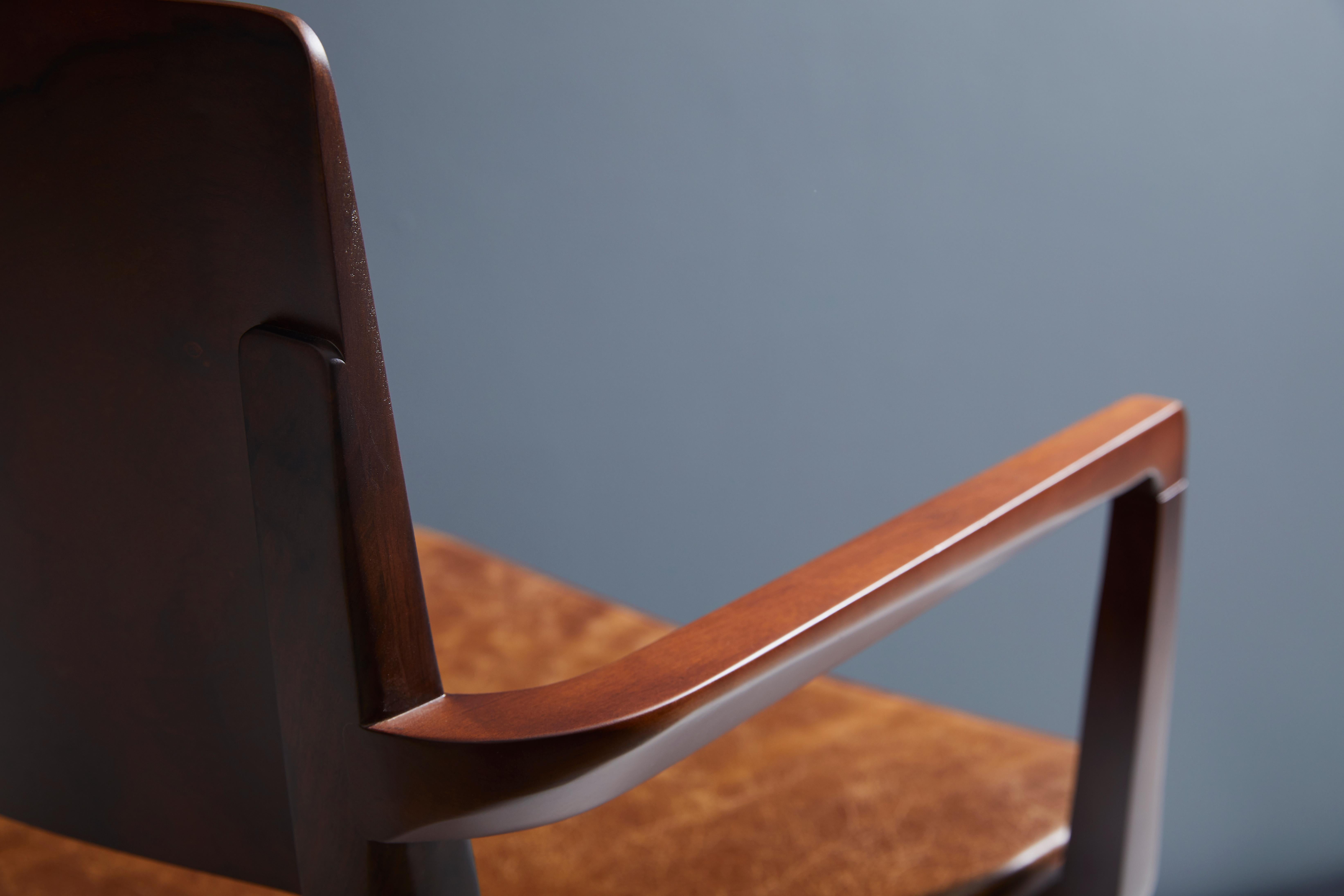 The Moderns Moderns Chair in Black Imbuia Solid Wood Limited Edition (Chaise moderne minimaliste en bois massif d'Imbuia noir) en vente 4