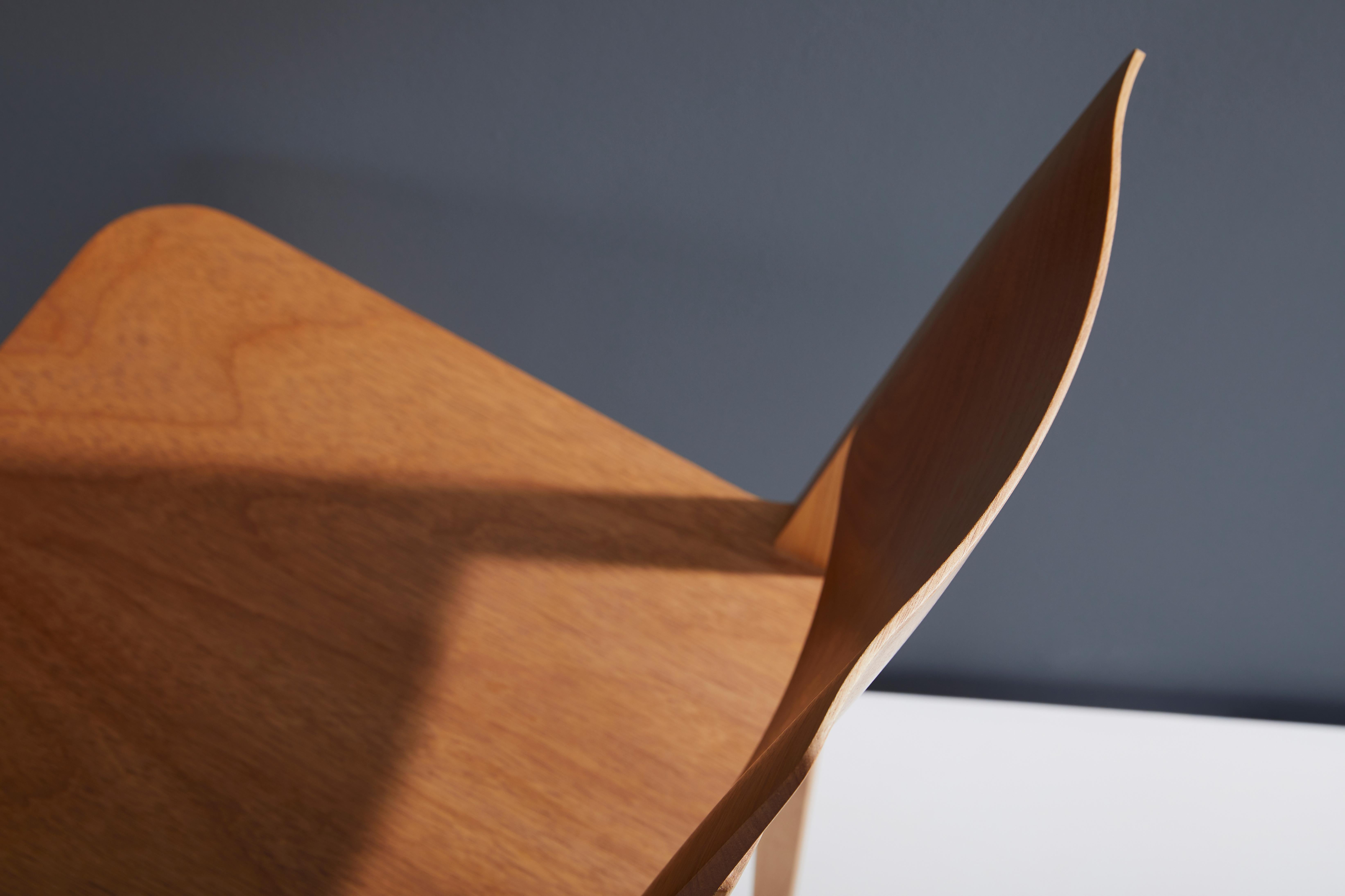 Minimalistischer moderner Stuhl aus natürlichem Massivholz (Hartholz) im Angebot