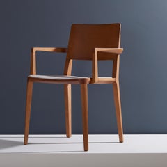 Chaise moderne minimaliste en bois massif naturel rembourrée avec accoudoirs