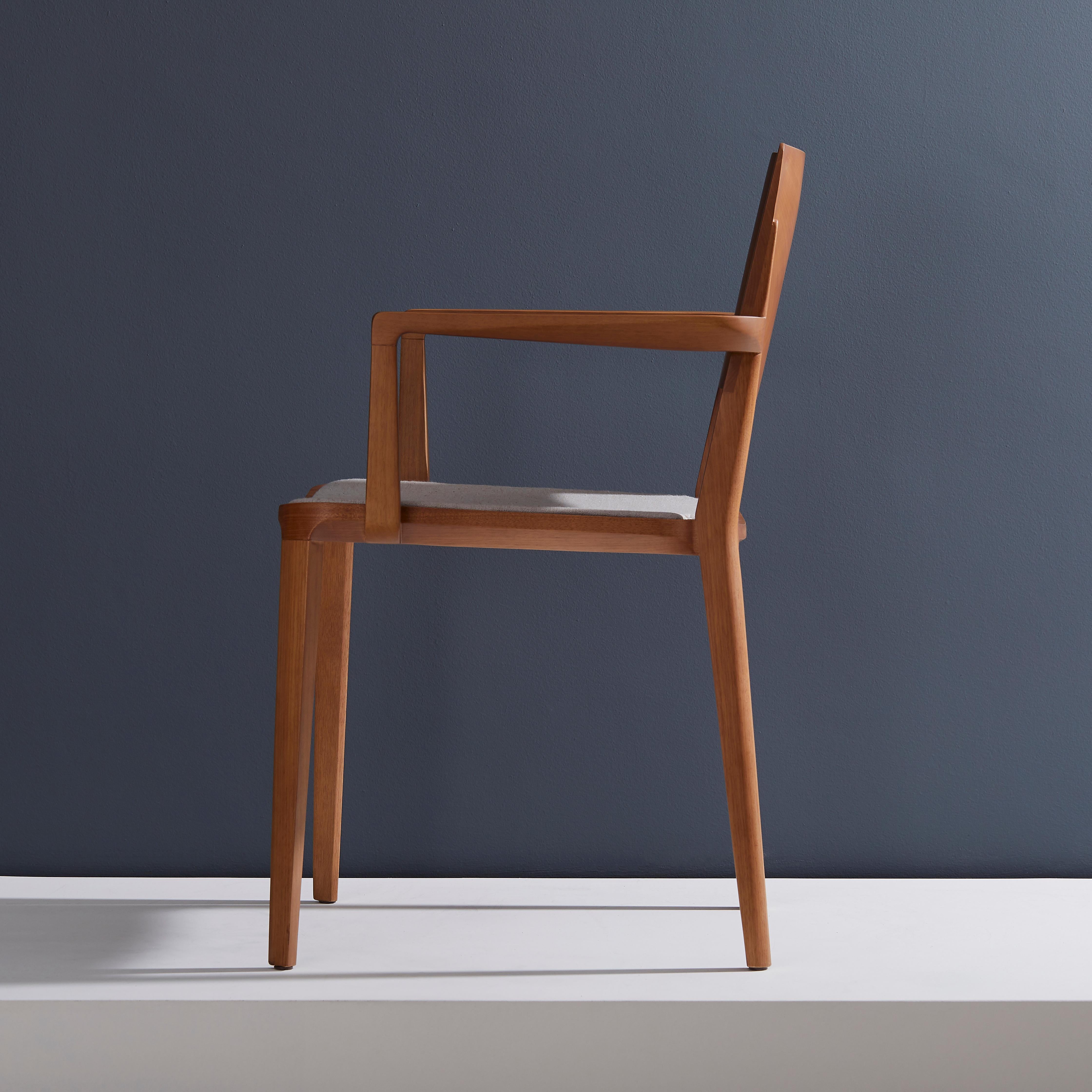 Minimalist Modern Chair in Natural Solid Wood Upholstered Seating with Arms In New Condition For Sale In Vila Cordeiro, São Paulo