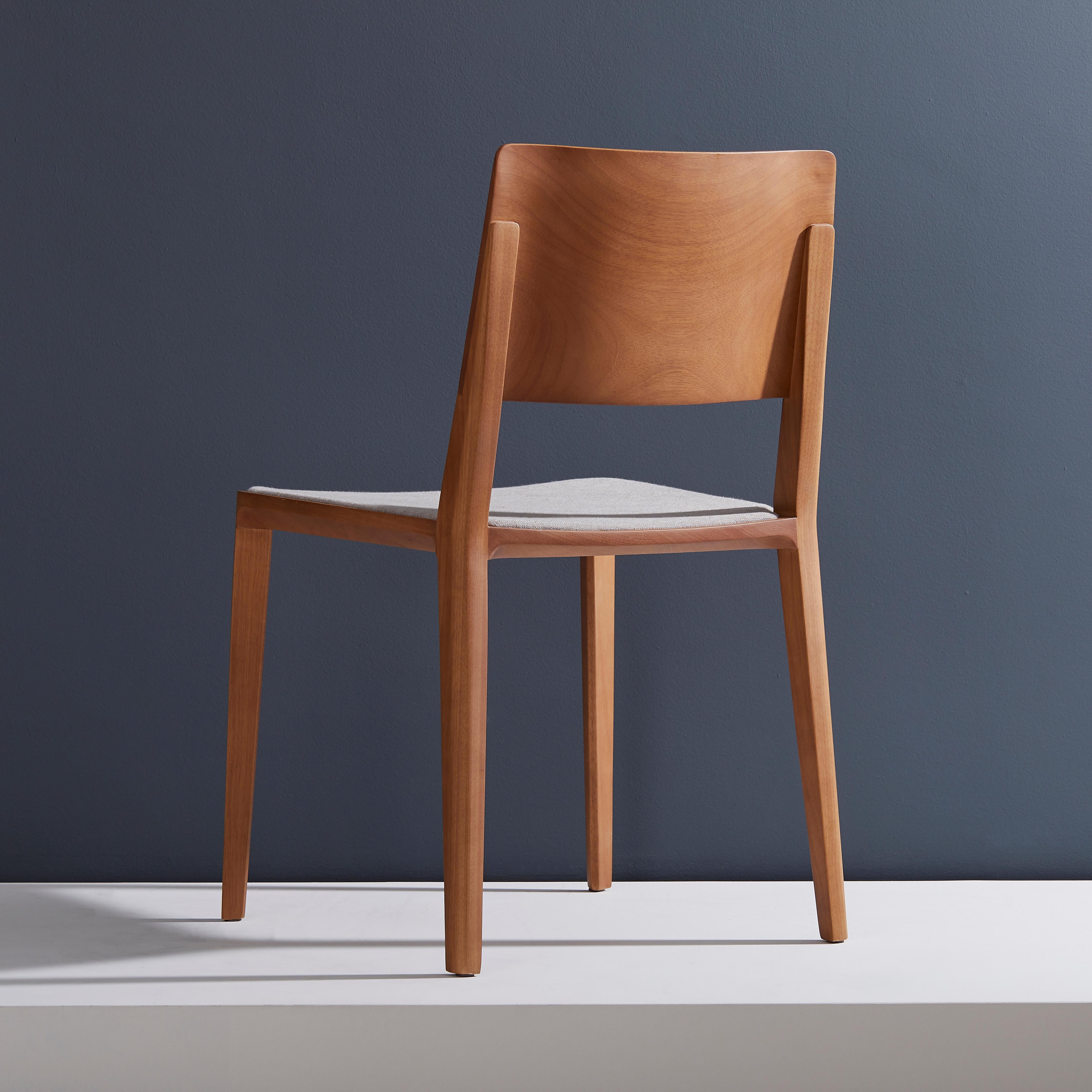 Minimalistischer moderner Stuhl aus massivem Massivholz mit gepolsterten Textilsitzmöbeln (Moderne) im Angebot