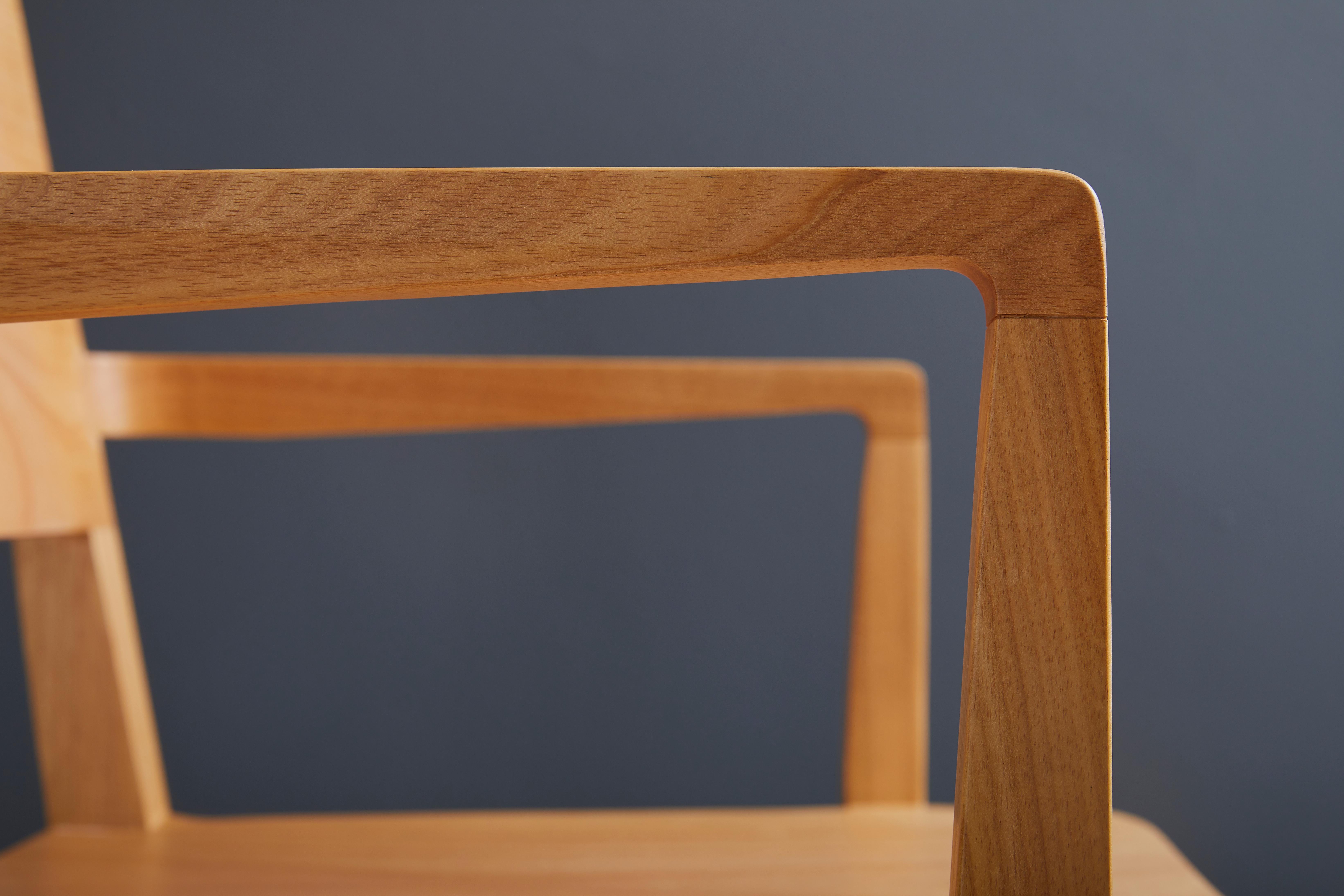 Minimalistischer moderner Stuhl aus natürlichem Massivholz mit Armlehnen im Angebot 3