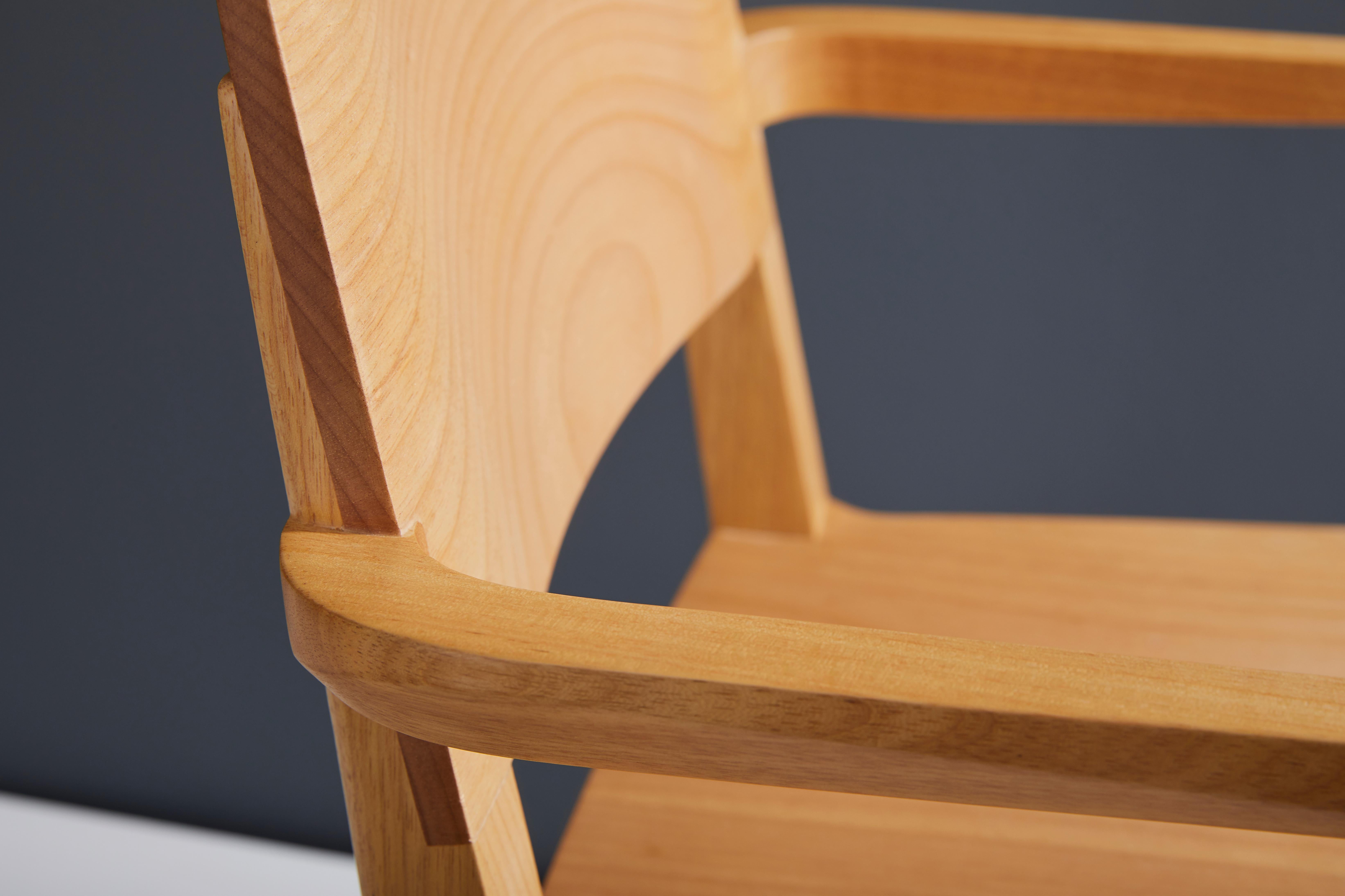Minimalistischer moderner Stuhl aus natürlichem Massivholz mit Armlehnen im Angebot 4